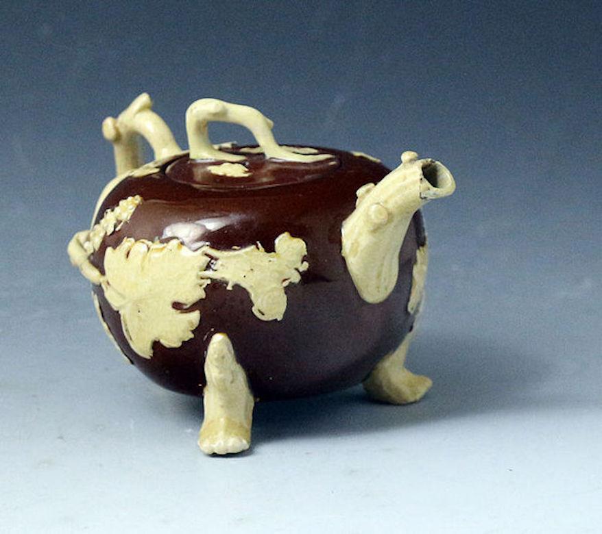 Astbury Type Early Staffordshire Pottery Teapot Mid-18th Century English In Good Condition For Sale In Woodstock, OXFORDSHIRE