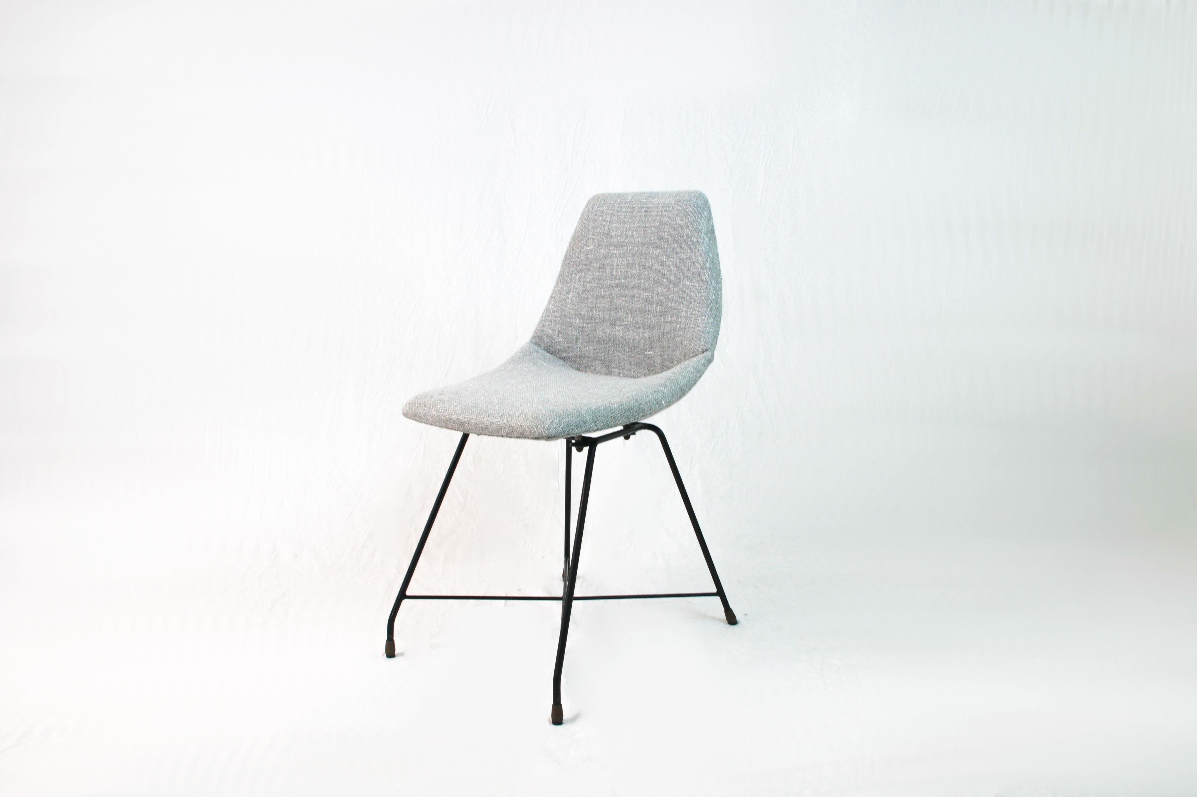 aster chair designed by augusto bozzi and produced by saporiti brothers. 
italian chair from the 1950s, reupholstered by us with fabric in white gray melange color.
lacquered metal base with time-burnished brass details.
cozy seat with a light and