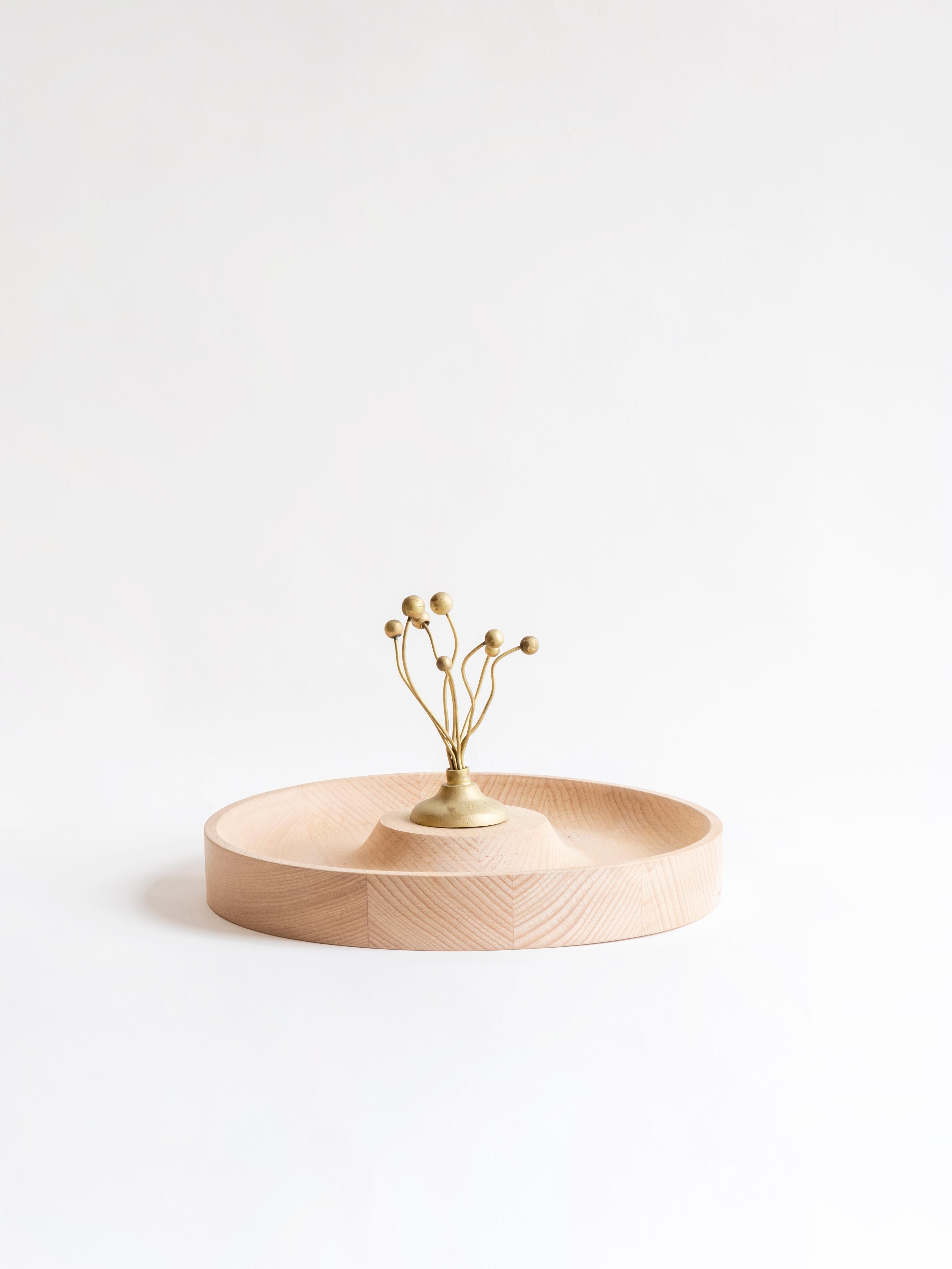 Bandejas en T Aster de ZPS Studio
Dimensiones: P 2,5 x A 1,8 cm
Materiales: Madera, latón.

Centros de mesa torneados a mano en madera de haya, con un elegante acabado natural que contrasta maravillosamente con el asa central de bronce fundido,