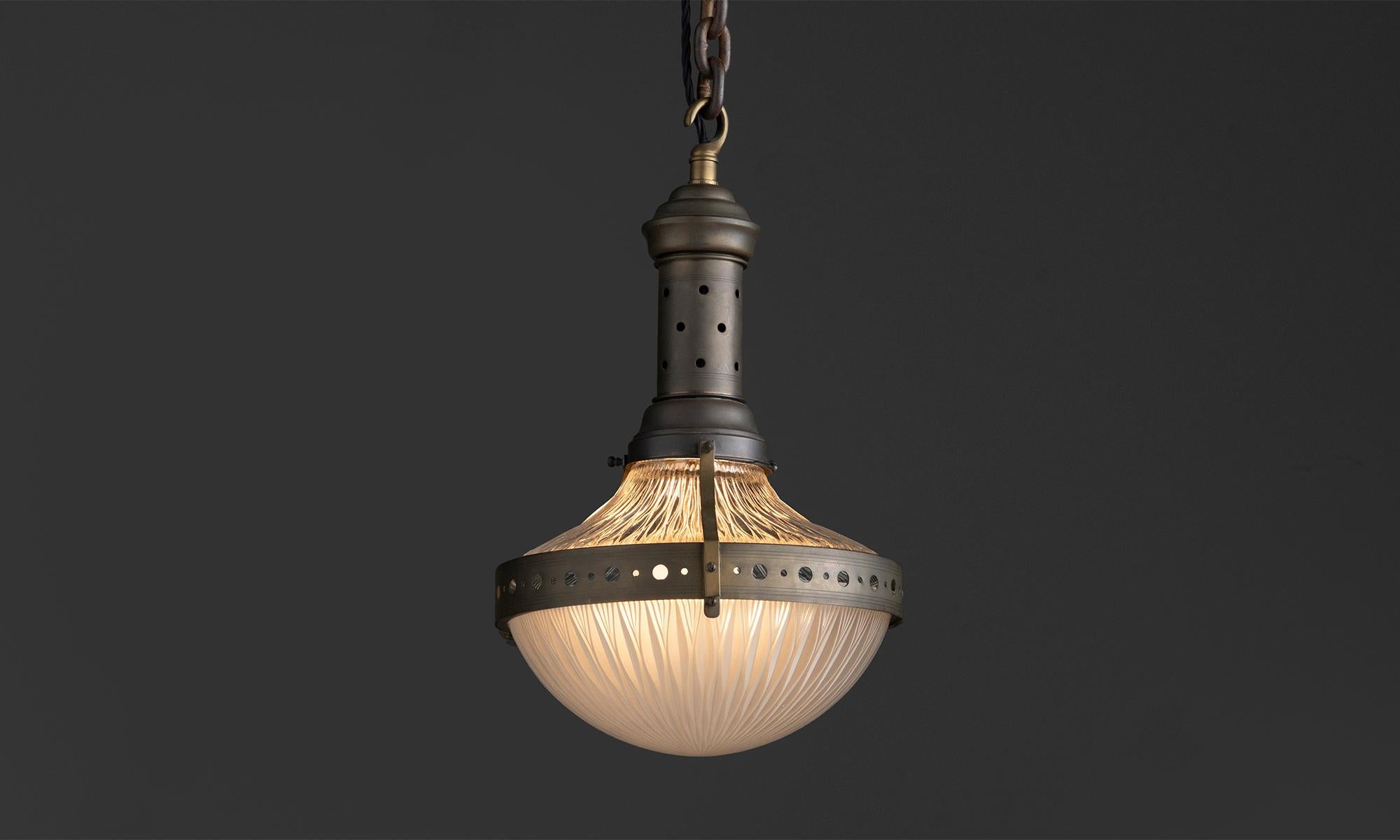 Allemagne, 1920
Pendentif en verre holophane prismatique avec bandeau et galerie en laiton vieilli.
10 