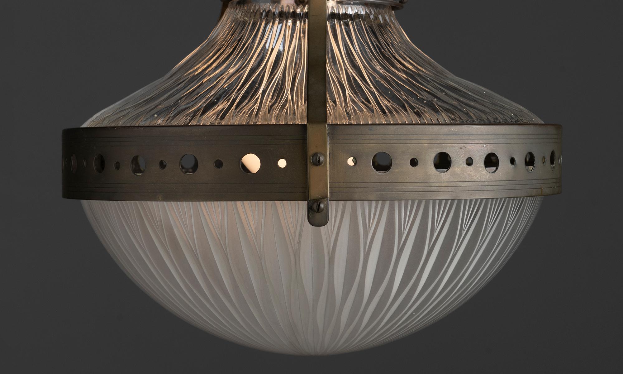 Pendentif Holophane en forme d'astéroïde, Allemagne vers 1920 Bon état - En vente à Culver City, CA