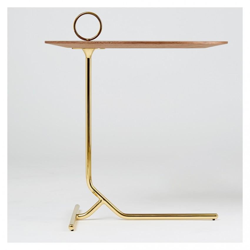 Light weight was Jader Almeida's priority for the design of the Asti. The base has its center positioned away from the floor and supports the table at a single point; the metallic structure pierces through the table top, forming a single handle, so