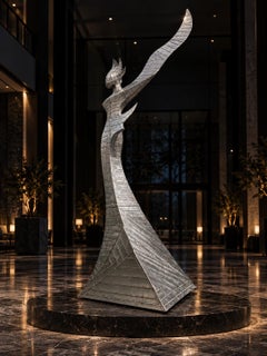 NIKA, surrealistische figurative Szenerie-Skulptur, Edelstahl und Metall