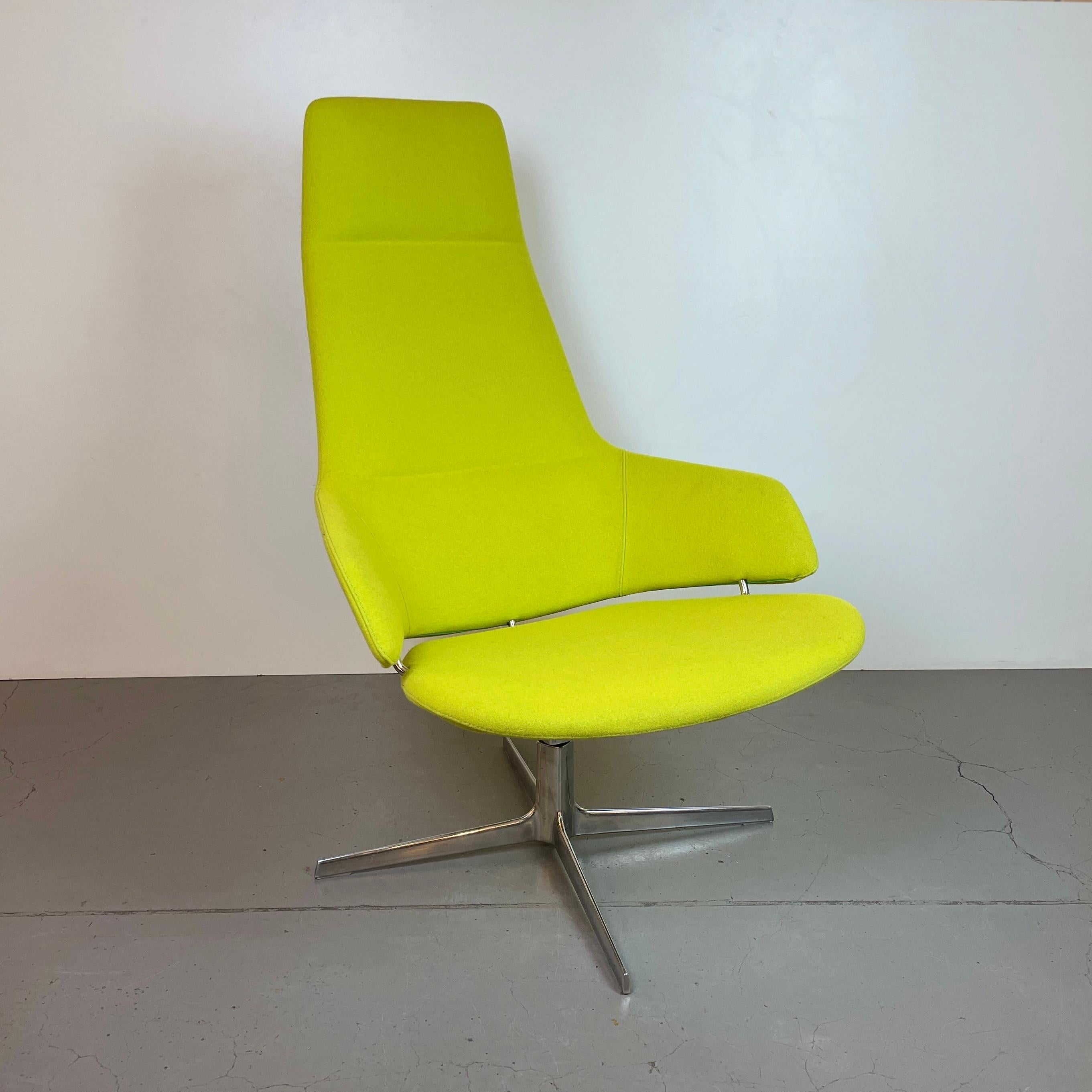 Aston 1920, Italian lounge armchair in wooly green fabric with a central swivel base foot in chromed aluminium designed by french designer Jean Marie Massaud for the italian editor Arper in 2006.

Designed by : Jean Marie Massaud
Edited by :