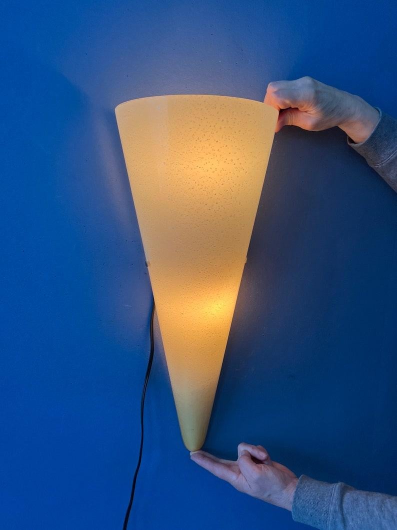 Rarissima applique in vetro beige con scaglie dorate. Il vetro ha un aspetto sorprendente ed è ben realizzato. Crea una luce bella e calda. La lampada può essere inserita direttamente nel circuito a parete di una spina (senza costi aggiuntivi). La