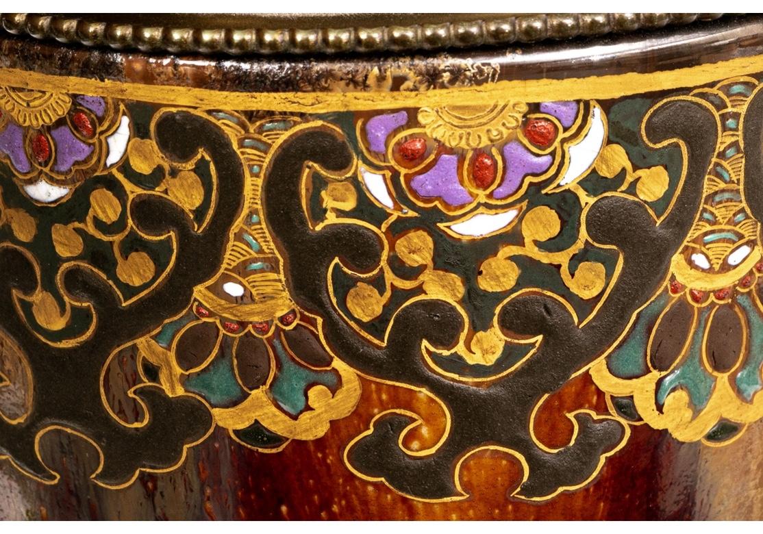 Paire d'étonnantes jarres japonaises émaillées représentant des scènes mythologiques en tant que lampes de bureau en vente 5