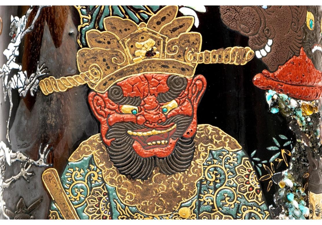 Erstaunliches Paar japanischer glasierter Krüge mit mythologischen Szenen als Tischlampen (Asiatisch) im Angebot