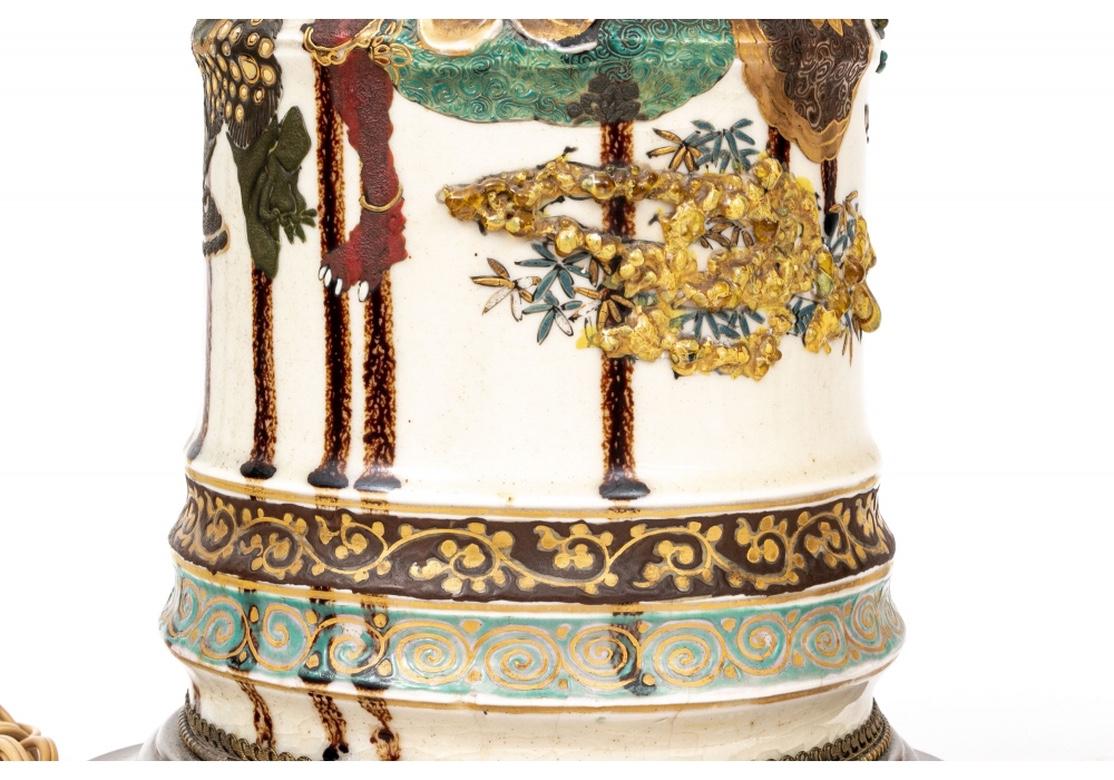 Erstaunliches Paar japanischer glasierter Krüge mit mythologischen Szenen als Tischlampen (Glasiert) im Angebot