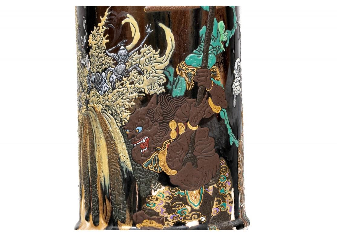 Erstaunliches Paar japanischer glasierter Krüge mit mythologischen Szenen als Tischlampen (20. Jahrhundert) im Angebot