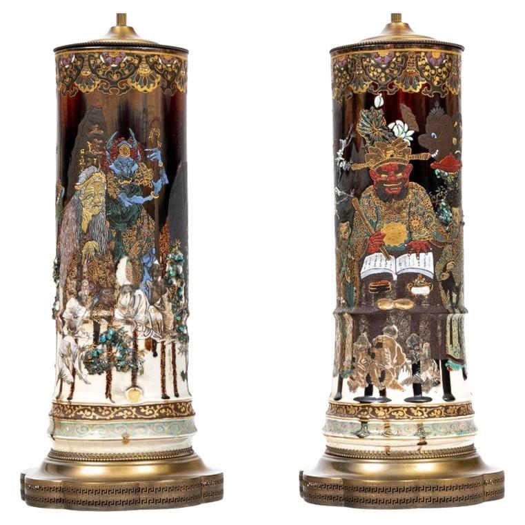 Erstaunliches Paar japanischer glasierter Krüge mit mythologischen Szenen als Tischlampen
