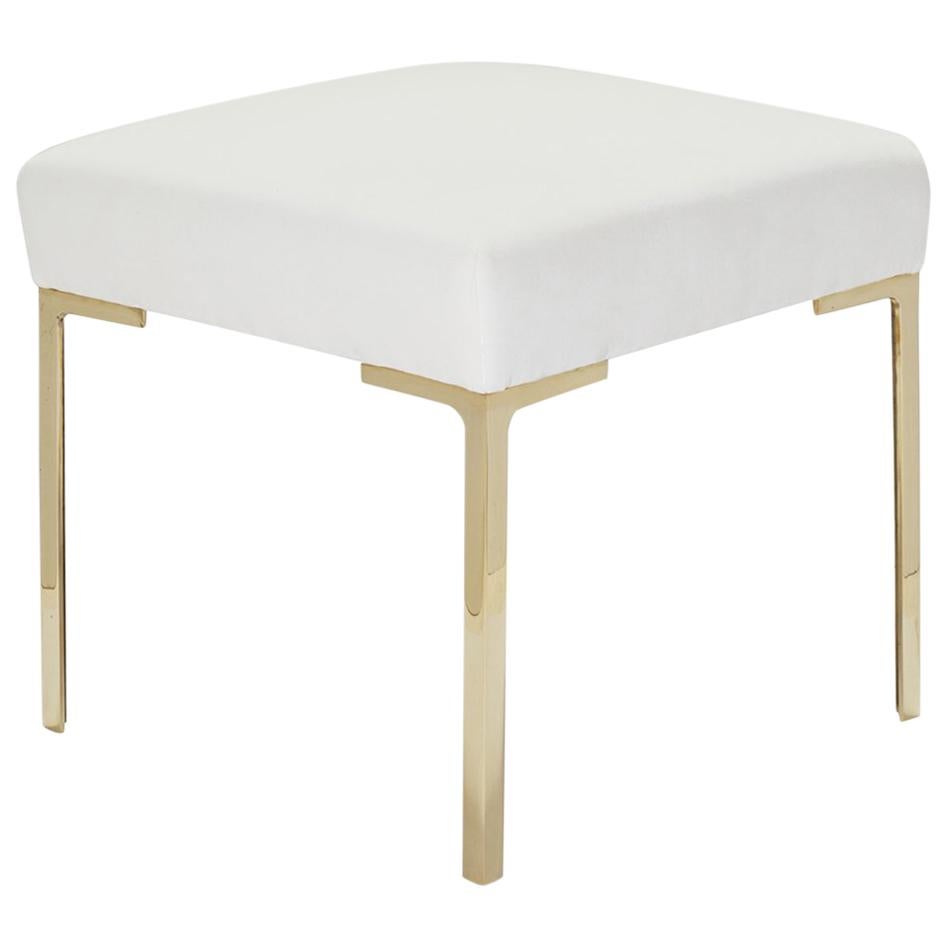 Otomana Astor Petite Brass en terciopelo nieve by Montage