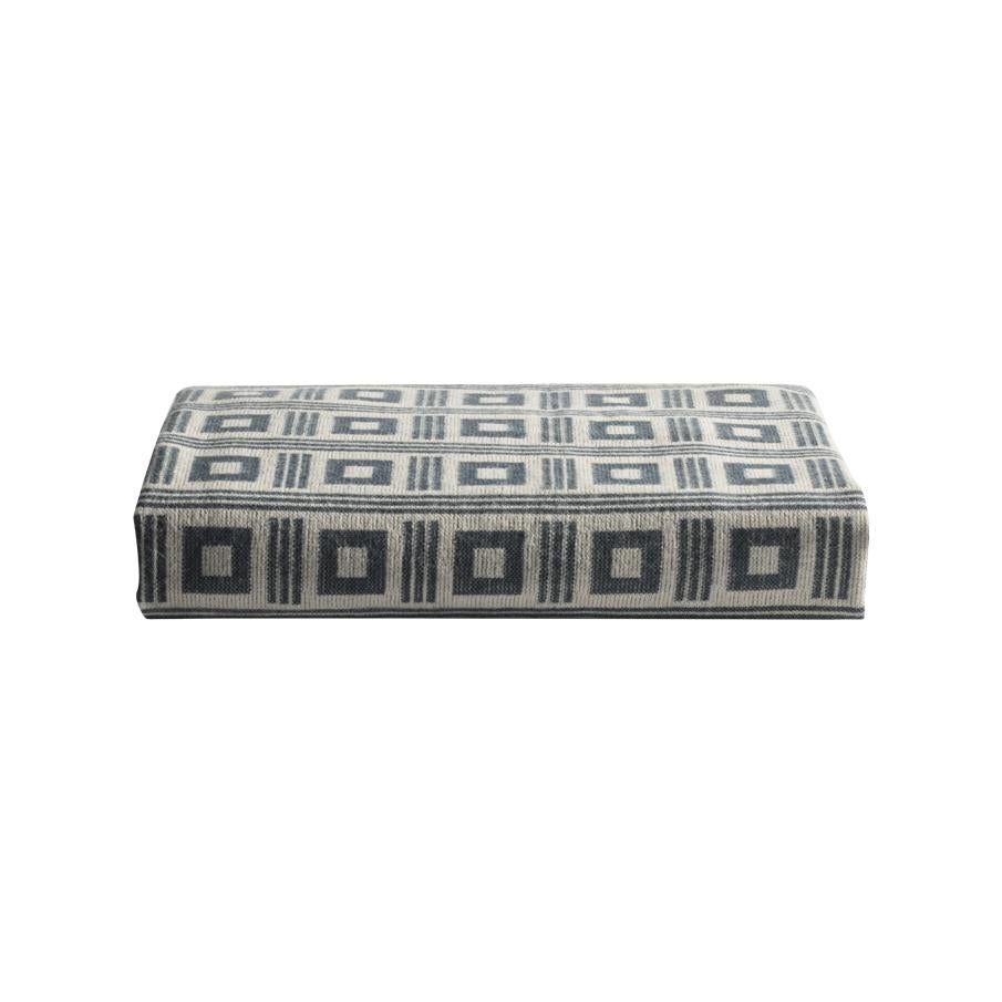 Mit ihrem schicken geometrischen Muster und der klassischen Farbkombination aus Schwarz und Weiß verleiht die Decke Astoria Ihrem Bett oder Sofa eine zusätzliche Schicht Eleganz und Komfort. Wie die Astoria-Handtücher und -Tapeten aus der