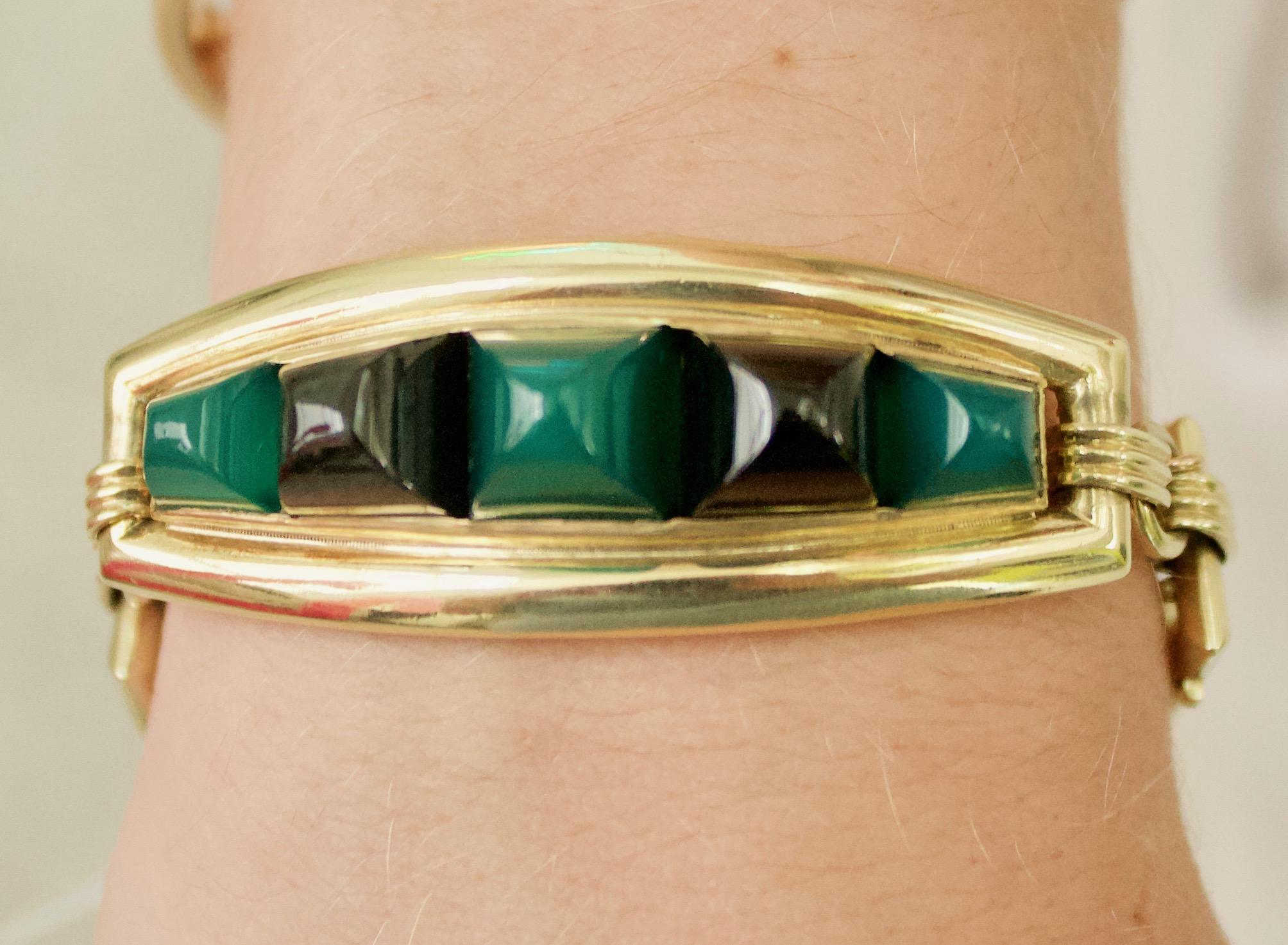 Entra nel glamour del passato con il nostro stupefacente Bracciale in Crisofrasio e Onice CIRCA 1940 in Oro Giallo, un vero tesoro vintage che emana un'eleganza senza tempo.

Questo squisito braccialetto presenta un'accattivante combinazione di due