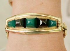 Stupefacente bracciale in crisofrasio e onice del 1940 circa in oro giallo