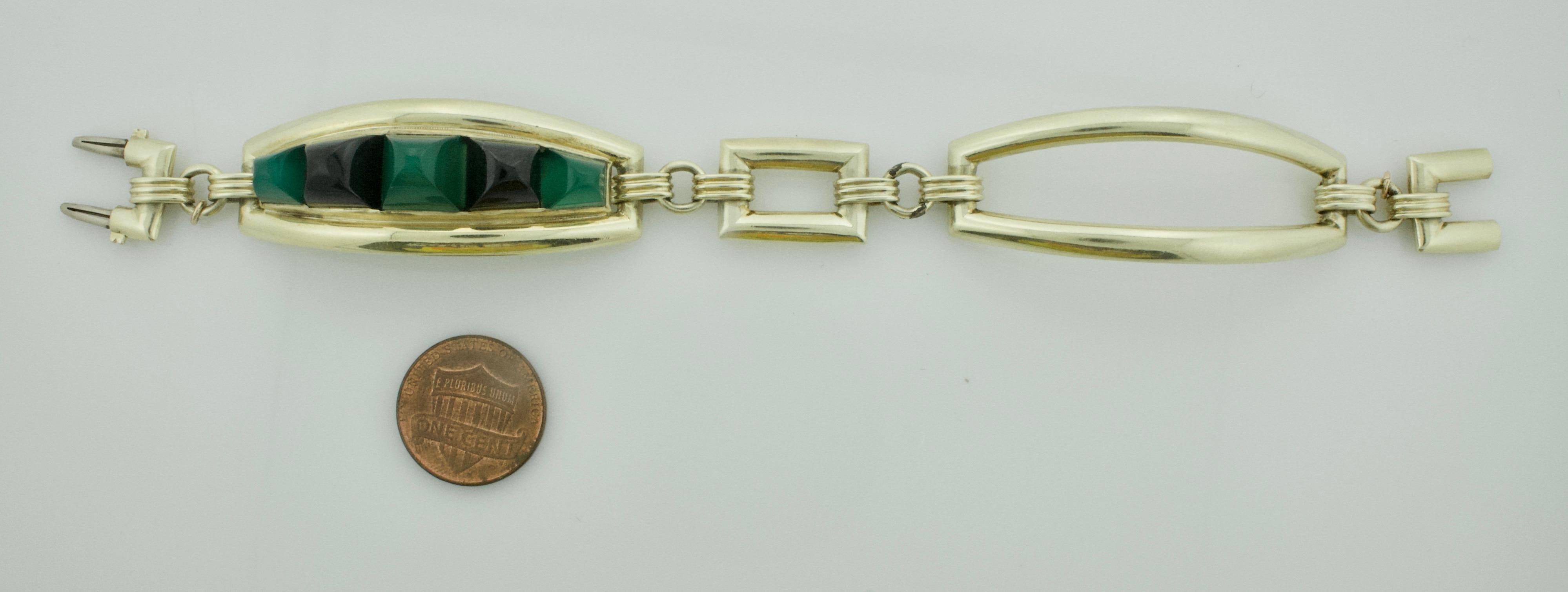 Retro Astounding Chrysophrase and Onyx circa 1940s Bracelet in Yellow Gold For Sale