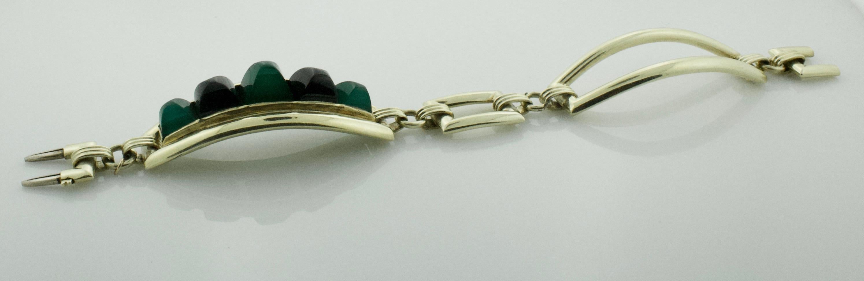 Sugarloaf Cabochon Astounding Chrysophrase and Onyx circa 1940s Bracelet in Yellow Gold For Sale