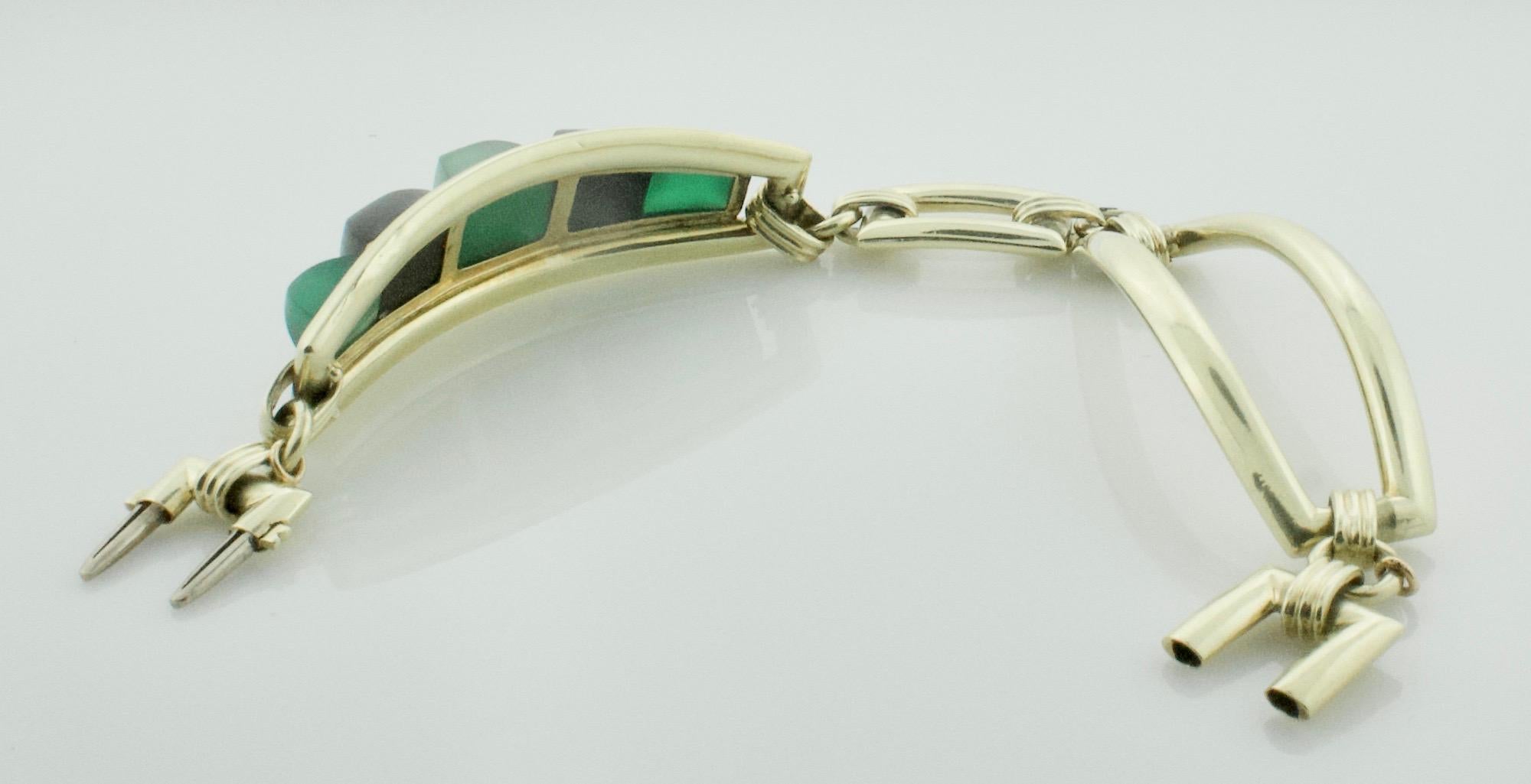 Astounding Chrysophrase and Onyx circa 1940s Bracelet in Yellow Gold In Good Condition For Sale In Wailea, HI