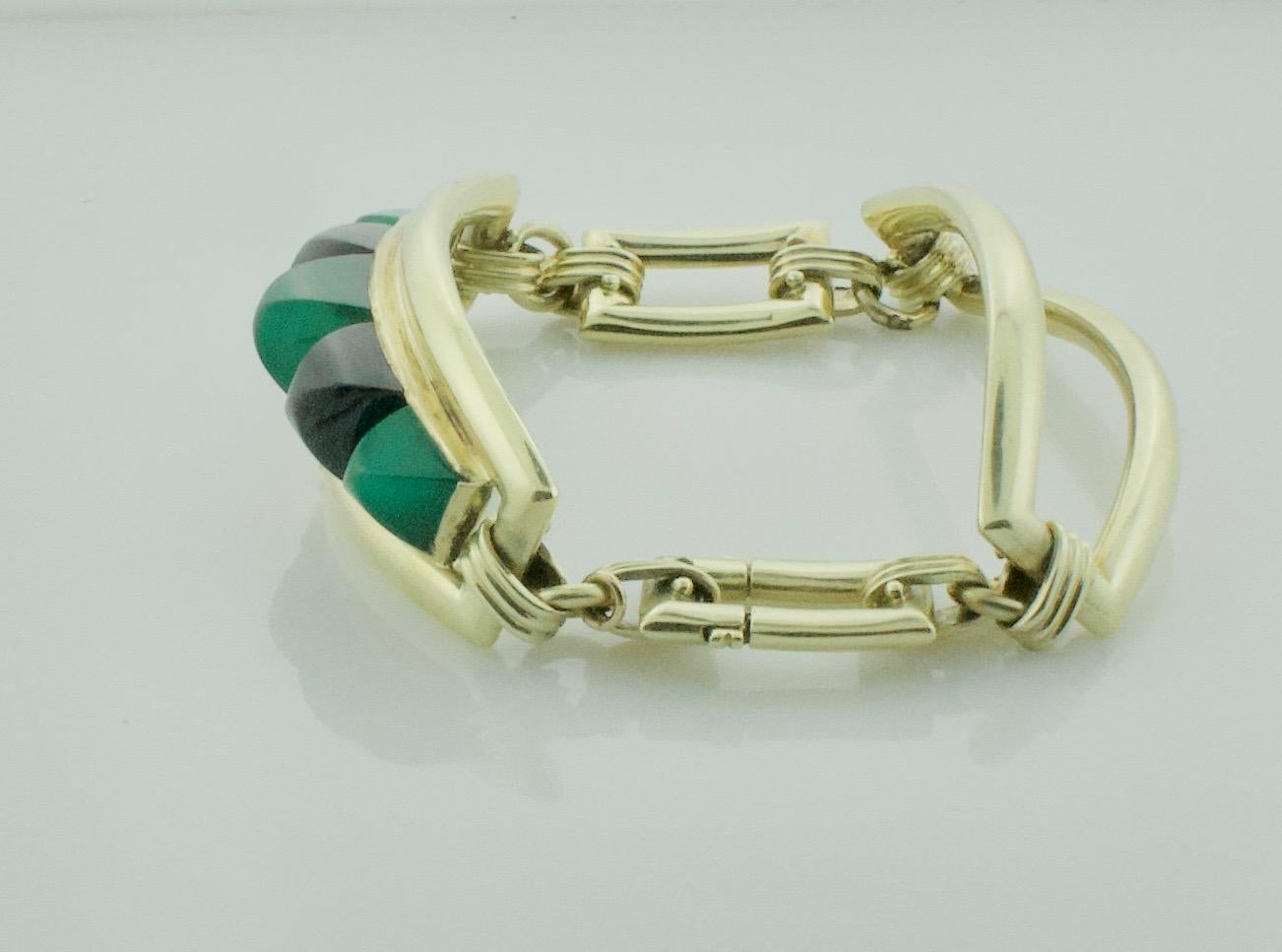 Astounding Chrysophrase and Onyx circa 1940s Bracelet in Yellow Gold For Sale 1