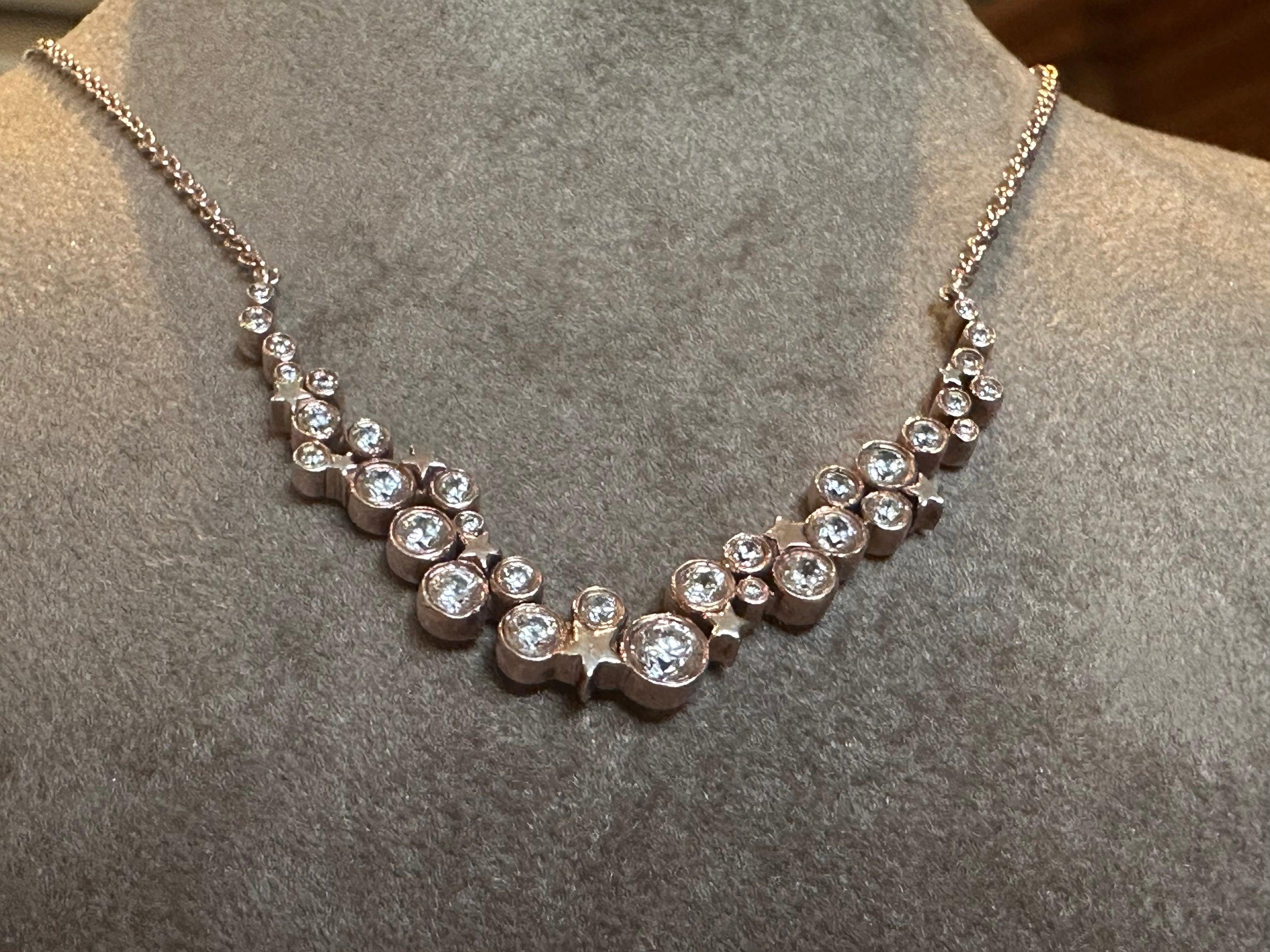 Fügen Sie Ihrer Schmucksammlung einen Hauch von Sternen hinzu mit unserer Diamond Constellation Necklace. Dieses atemberaubende Schmuckstück besteht aus einer zarten Kette und einem wunderschönen Sternbild-Anhänger, der mit funkelnden Diamanten