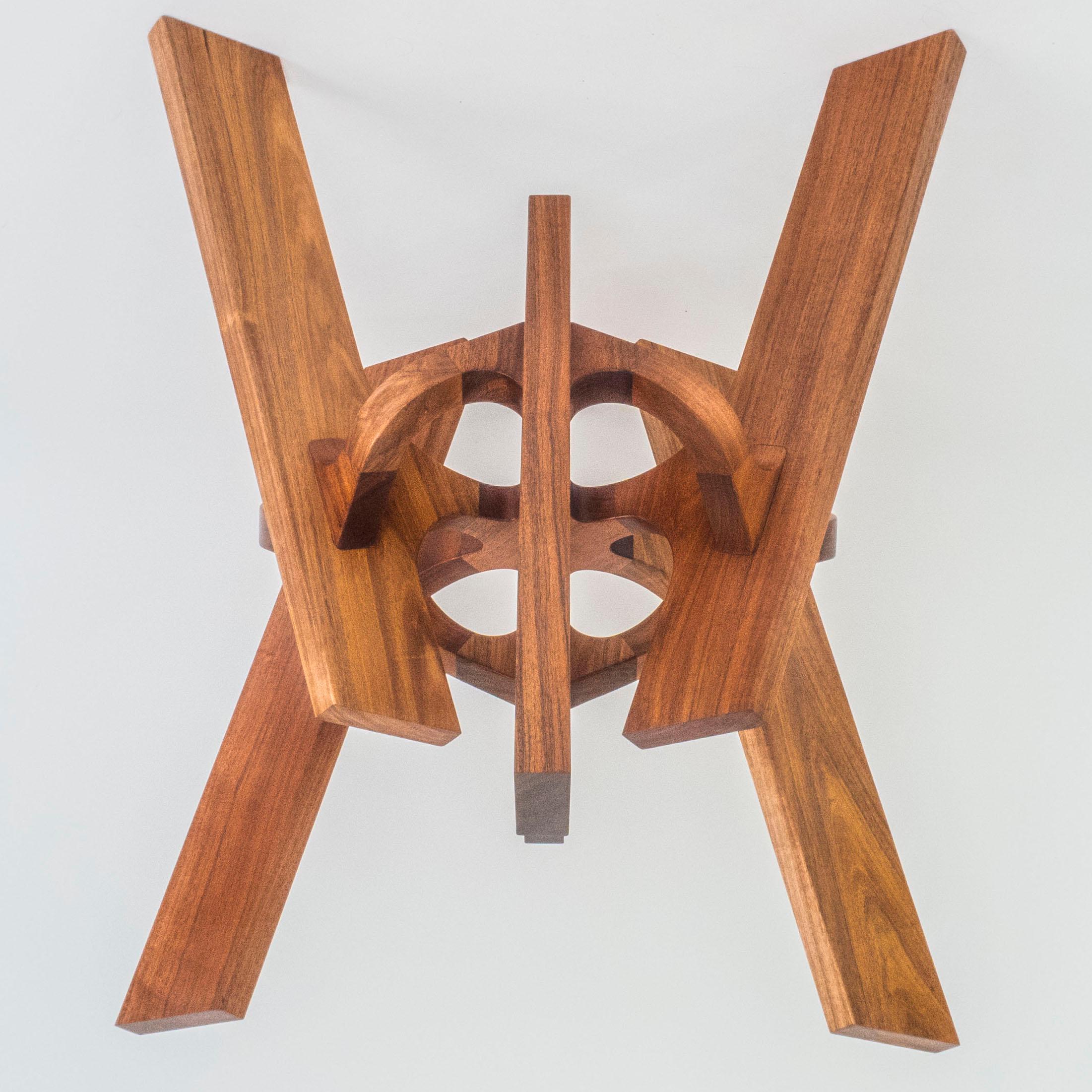 Astra, table centrale sculpturale géométrique en bois massif de Pedro Cerisola en vente 3