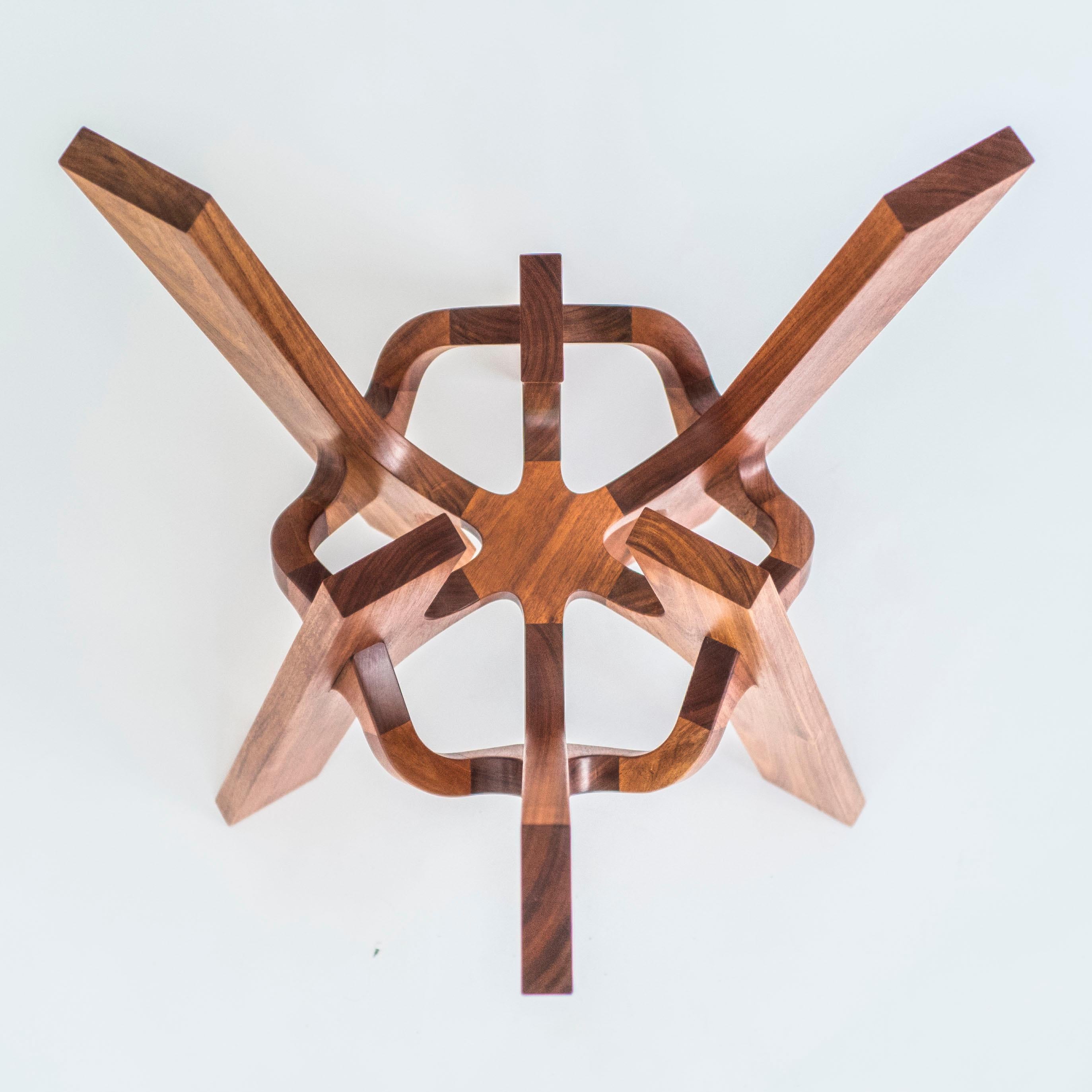 Astra, table centrale sculpturale géométrique en bois massif de Pedro Cerisola en vente 5