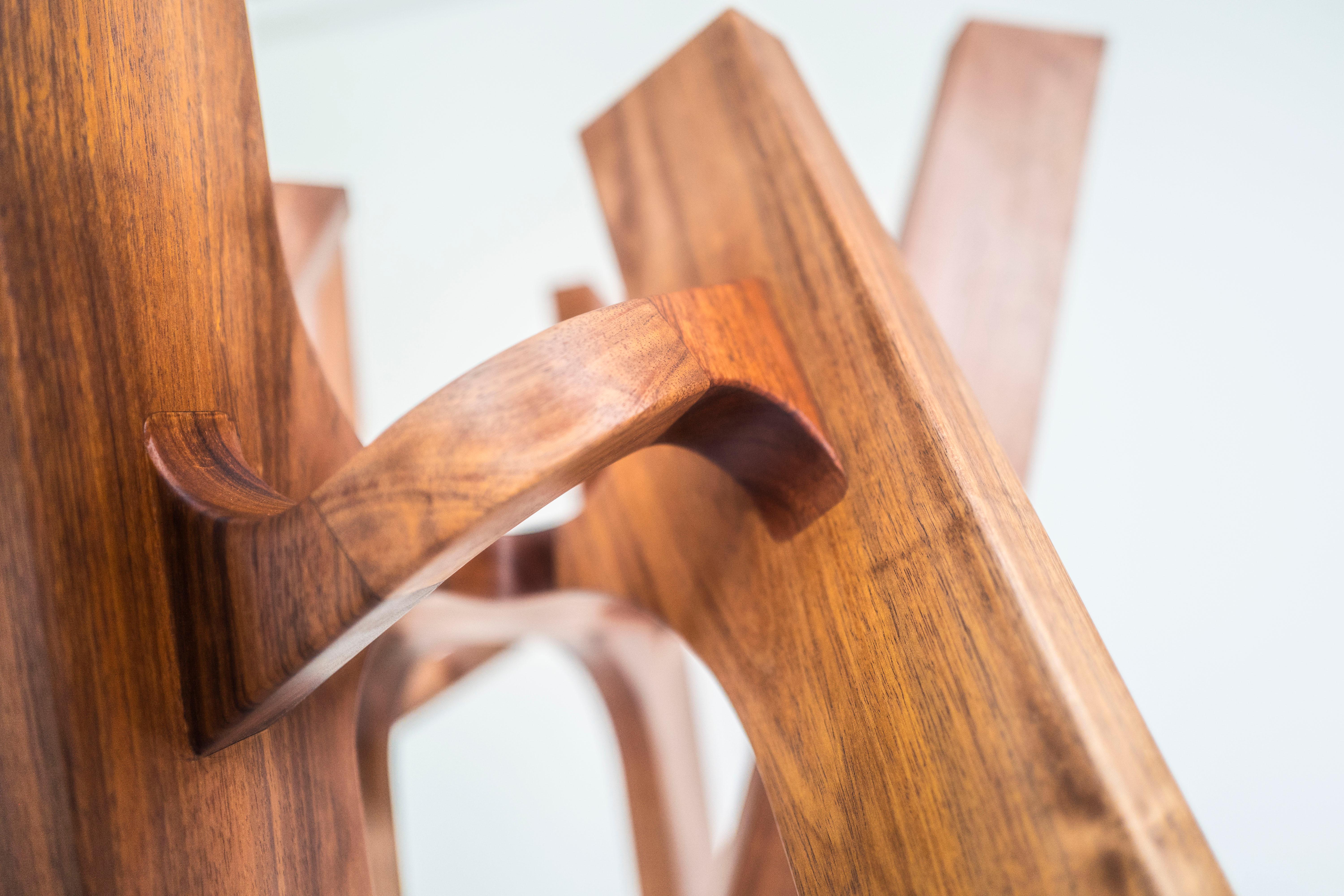 Astra, table centrale sculpturale géométrique en bois massif de Pedro Cerisola en vente 6