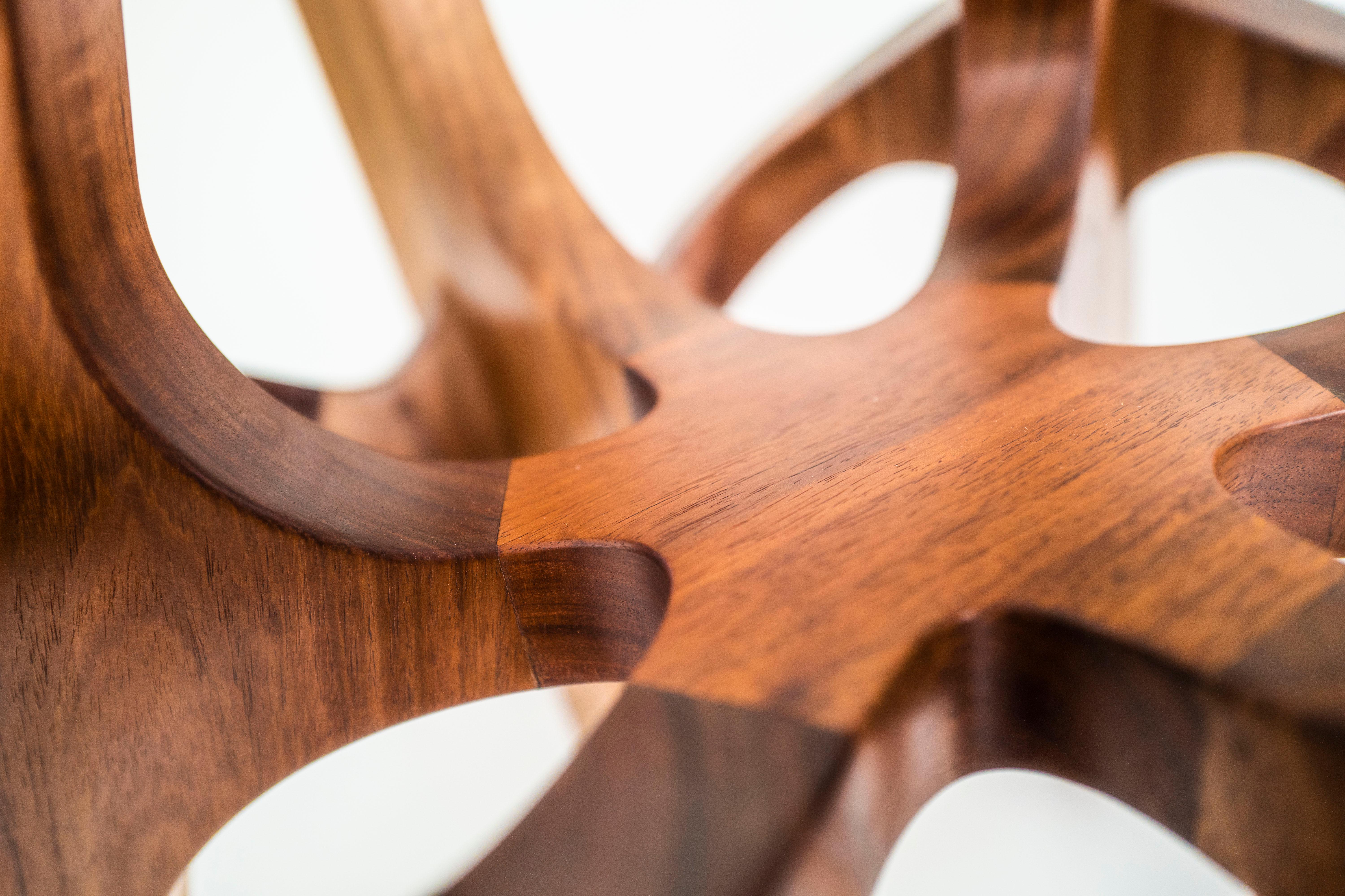 Astra, table centrale sculpturale géométrique en bois massif de Pedro Cerisola en vente 7