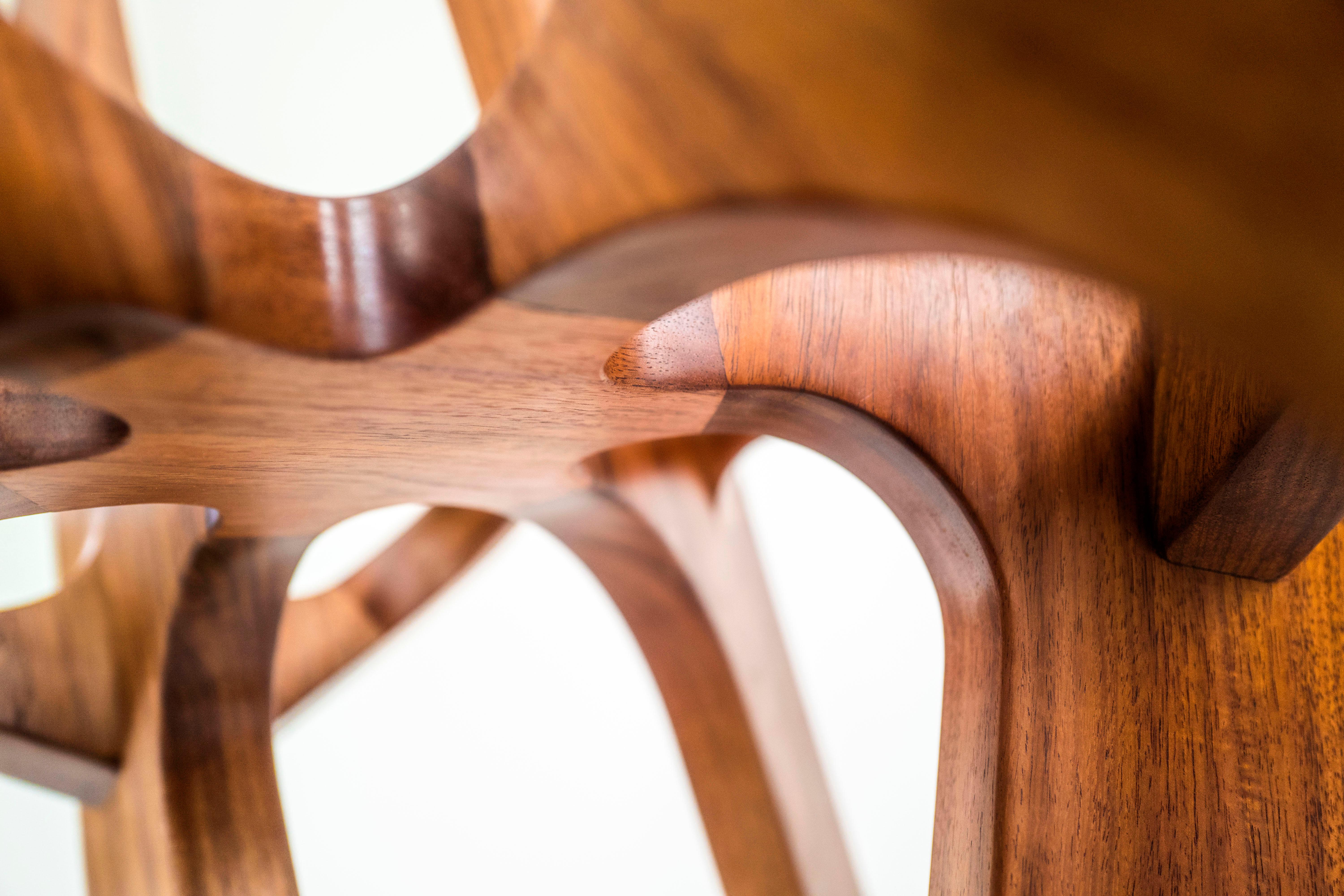 Astra, table centrale sculpturale géométrique en bois massif de Pedro Cerisola en vente 8