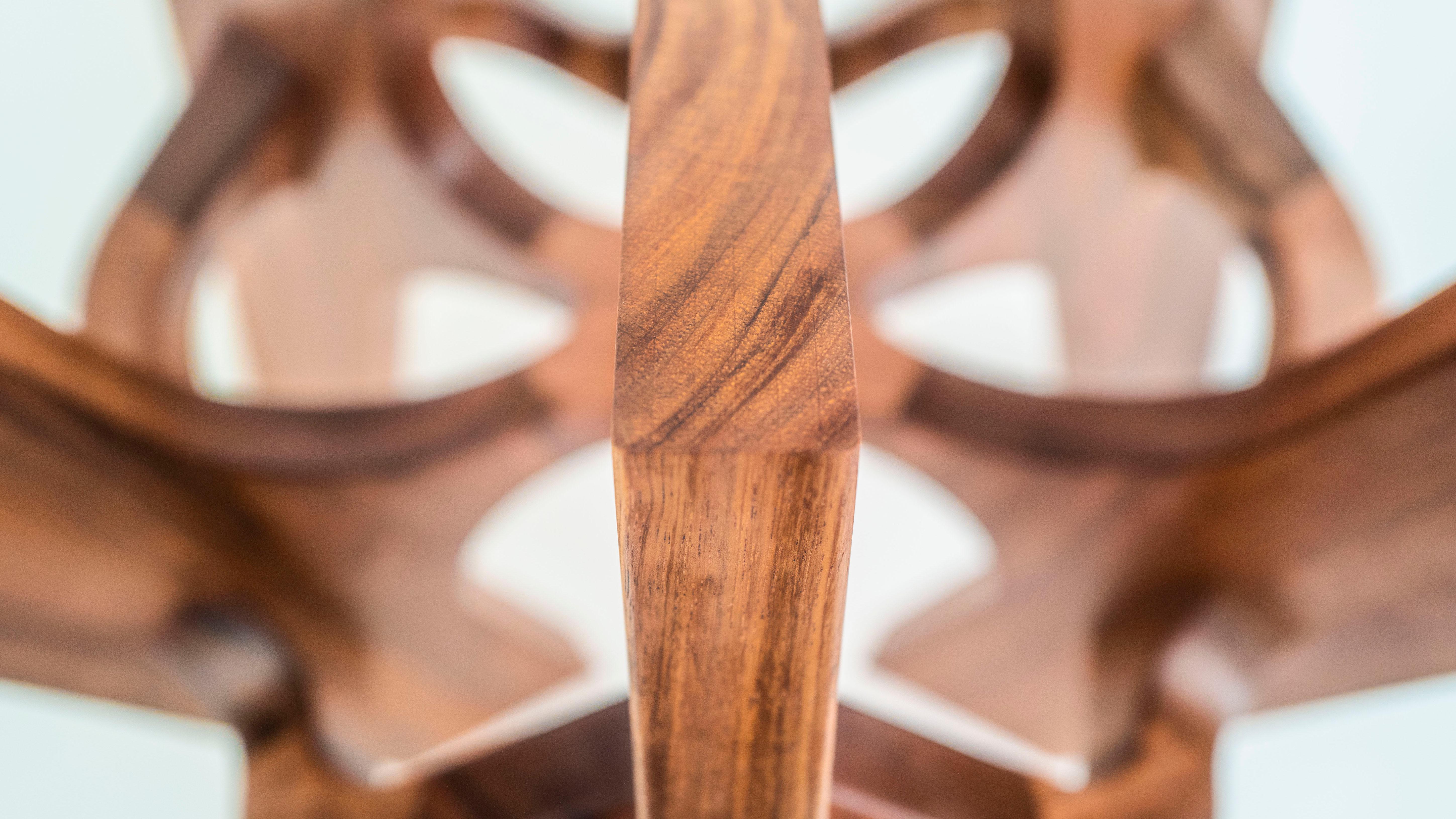 Astra, table centrale sculpturale géométrique en bois massif de Pedro Cerisola en vente 9