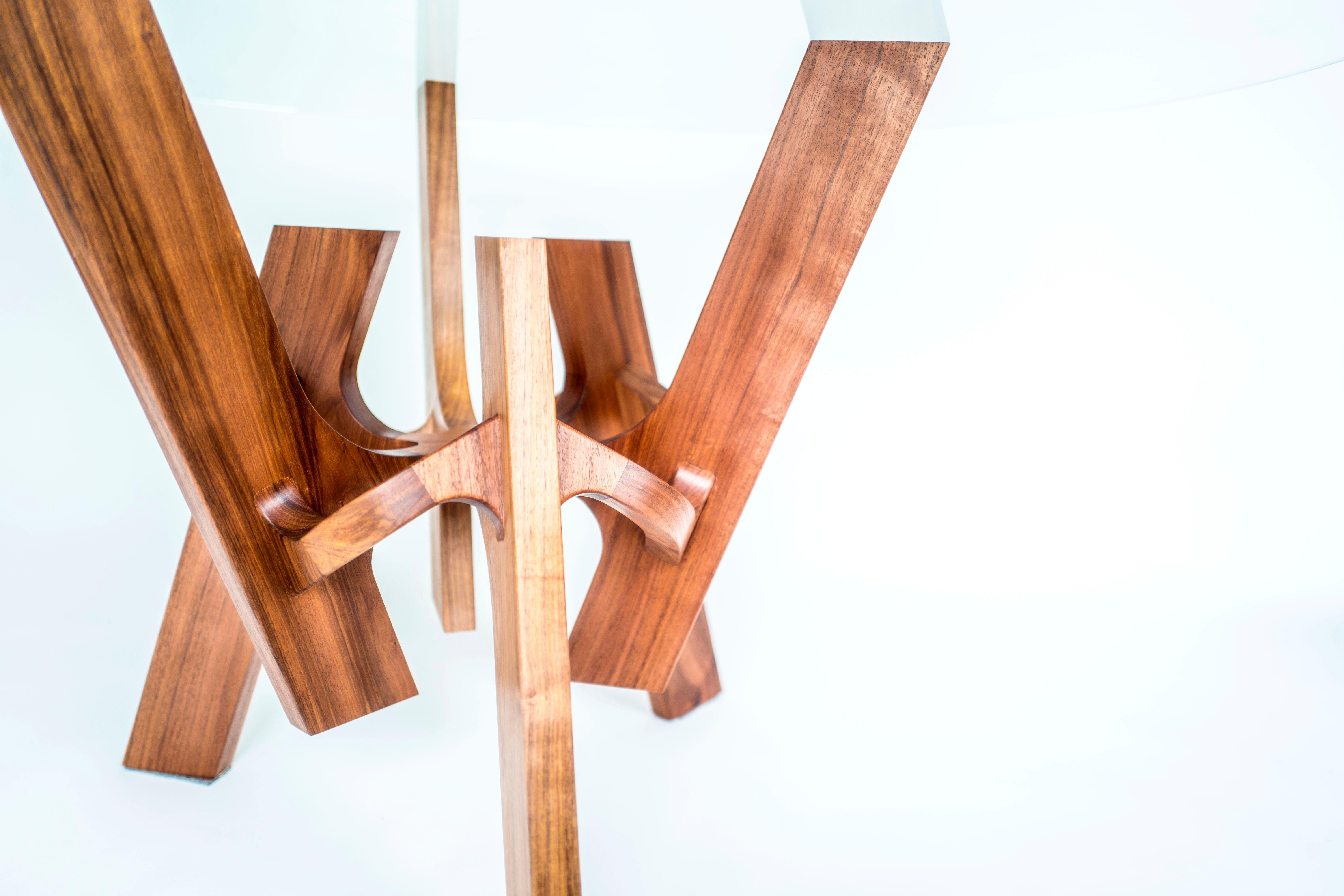 Fait main Astra, table centrale sculpturale géométrique en bois massif de Pedro Cerisola en vente
