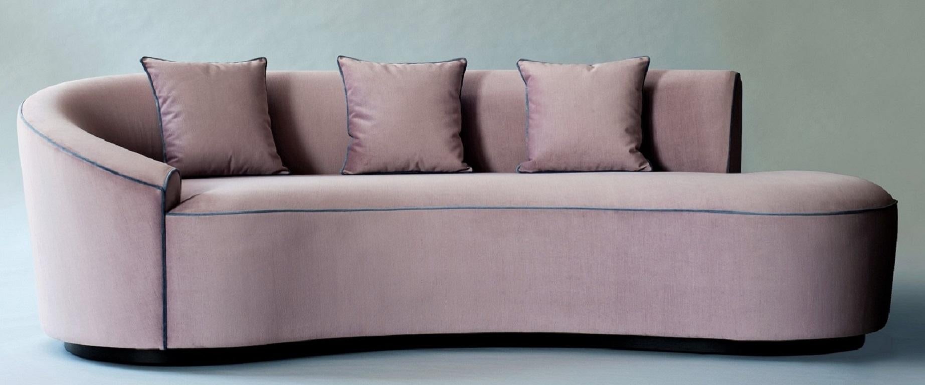 Astra-Sofa von DeMuro Das mit geschwungener Rückenlehne und Sockel (Indisch) im Angebot