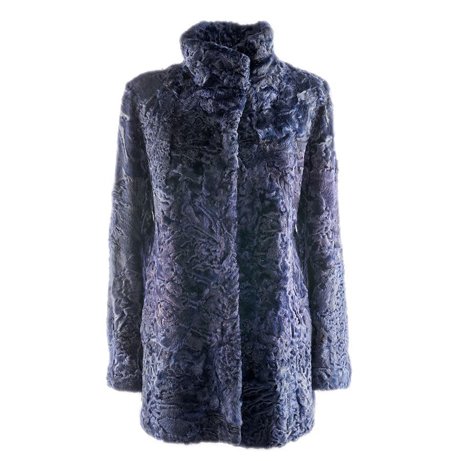 Artisanal Bergamo furriery Mini coat Blue color Two pockets Three hook closures Total lenght 76 cm (30 inches)
