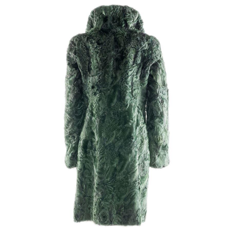 Artisanal furrery from Bergamo Coat Emerald green color Hood closure Two pockets Total lenght 95 cm (37 inches)
