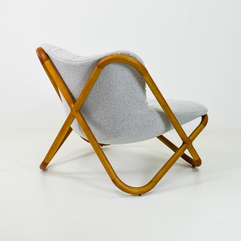 Astral Brazilian Contemporary Wood and Fabric Easychair by Lattoog In New Condition For Sale In Sao Paolo, BR