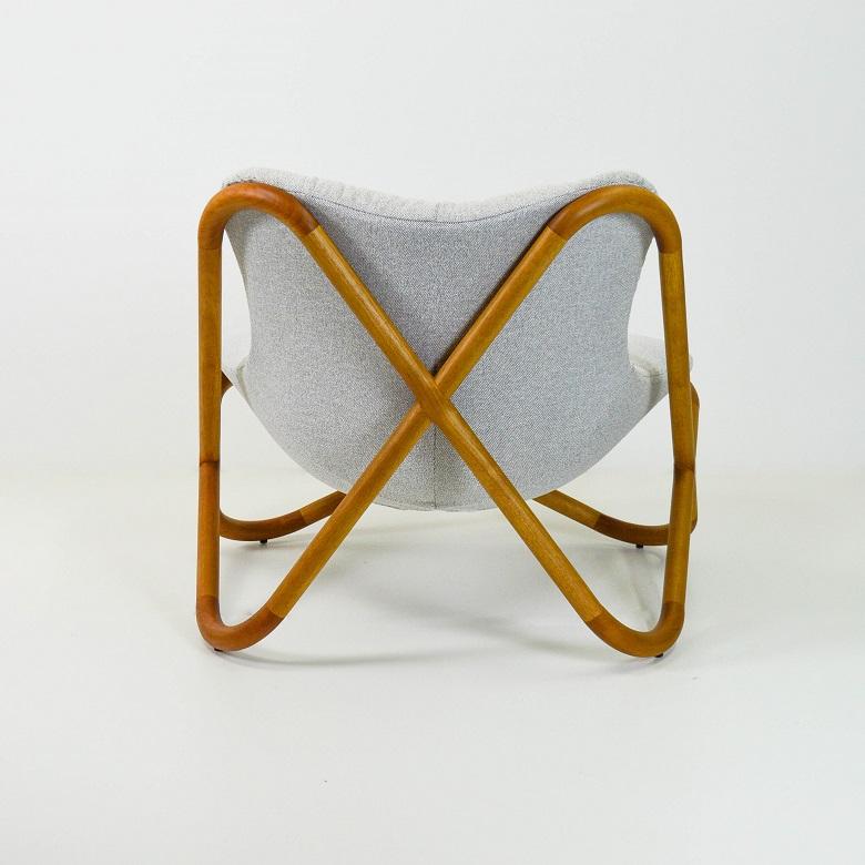 Astral Brasilianischer zeitgenössischer Sessel aus Holz und Stoff von Lattoog (21. Jahrhundert und zeitgenössisch) im Angebot