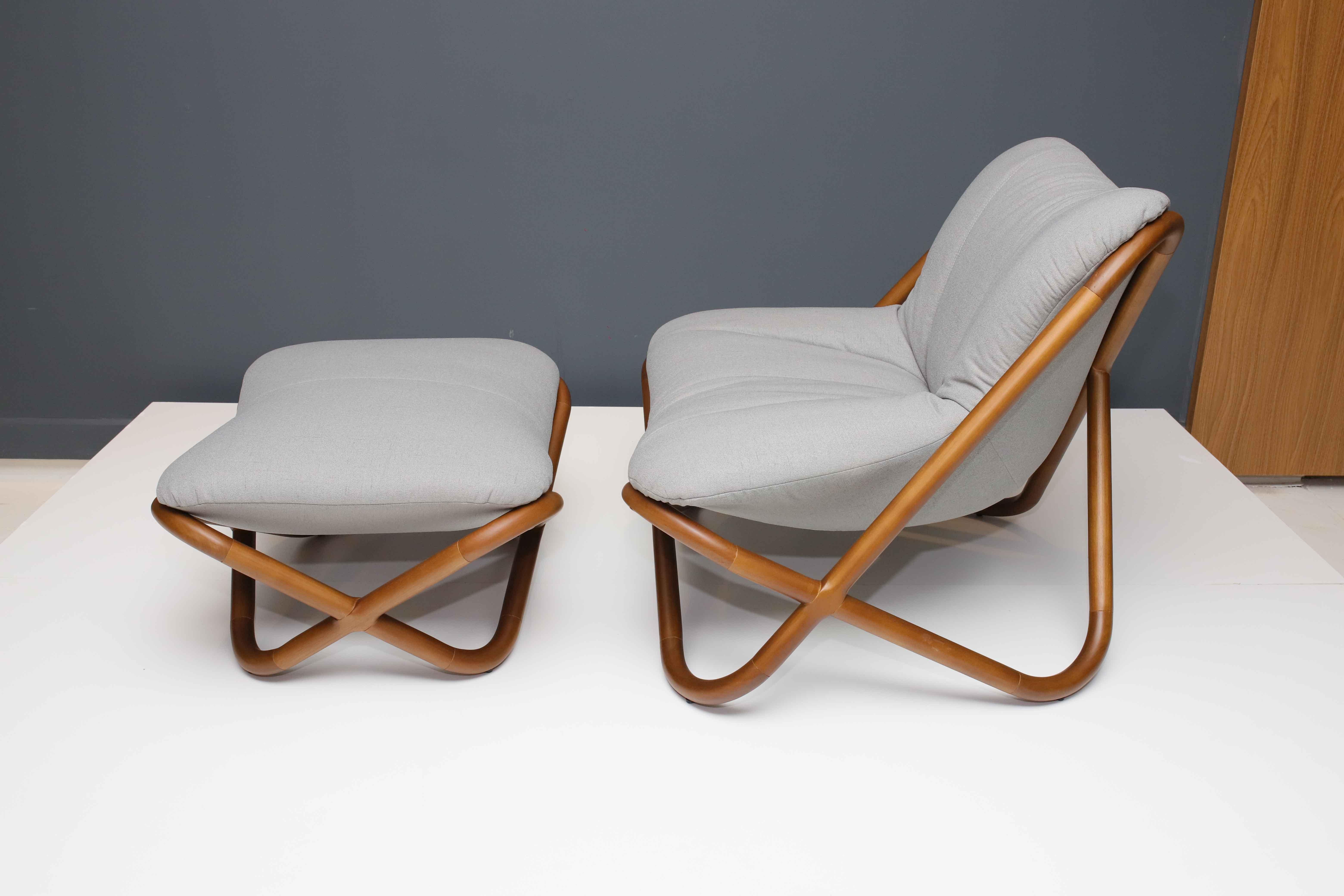 Tabouret, structure en bois massif et assise rembourrée en fibre de verre.