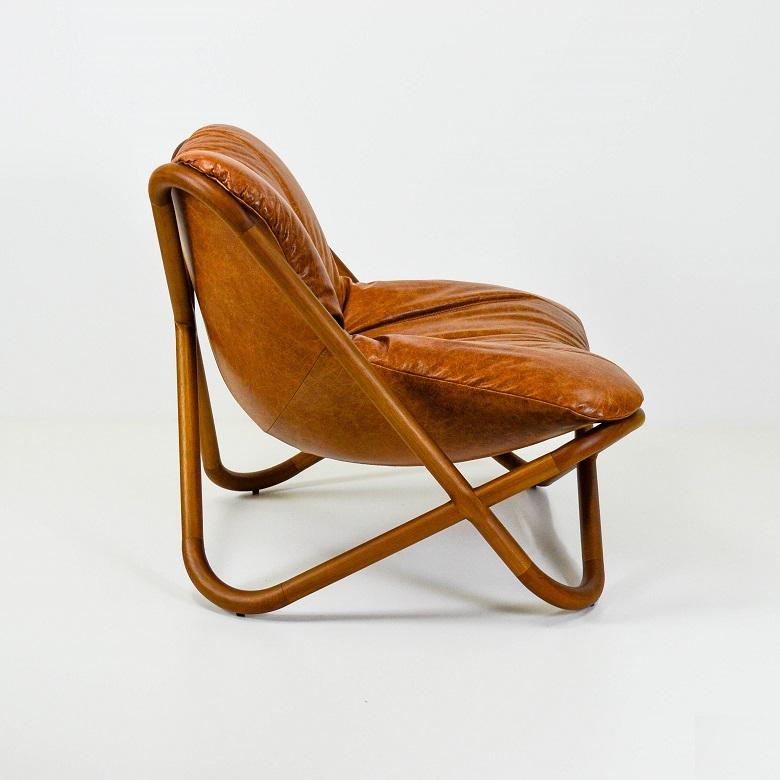 Astral Brasilianischer zeitgenössischer Sessel aus Holz und Leder von Lattoog (Moderne) im Angebot