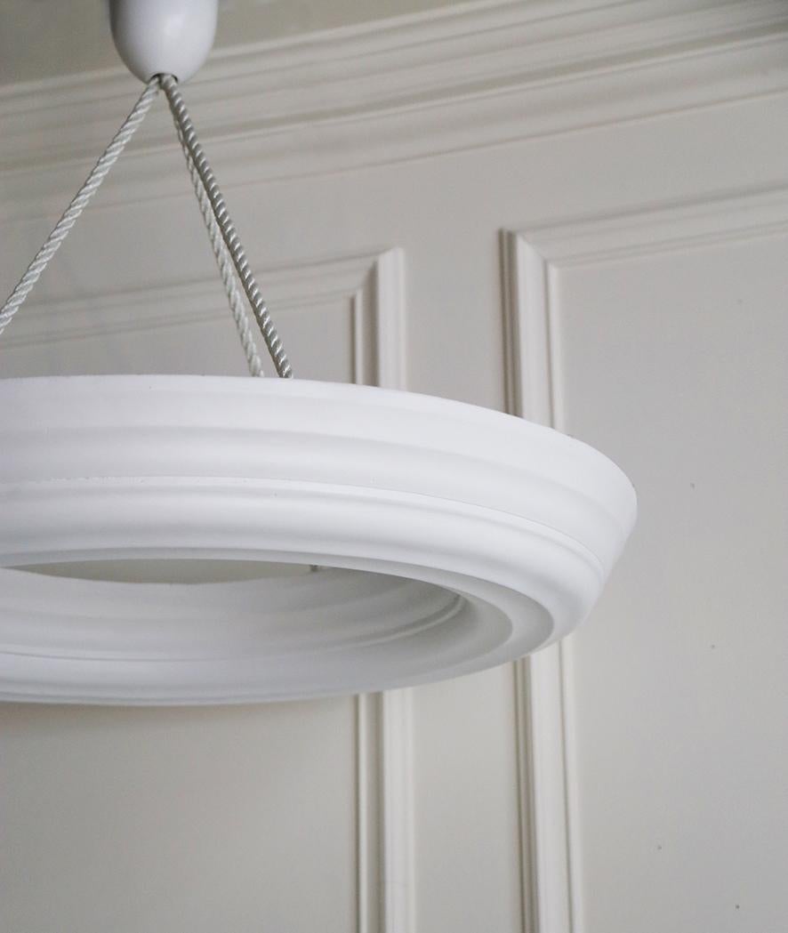 Plafón de escayola fundida con anillo de iluminación ascendente y accesorios de suspensión de cuerda.

Producto artesanal. El acabado de la superficie y el color varían en cada pieza. 
El color no puede representarse realmente en la