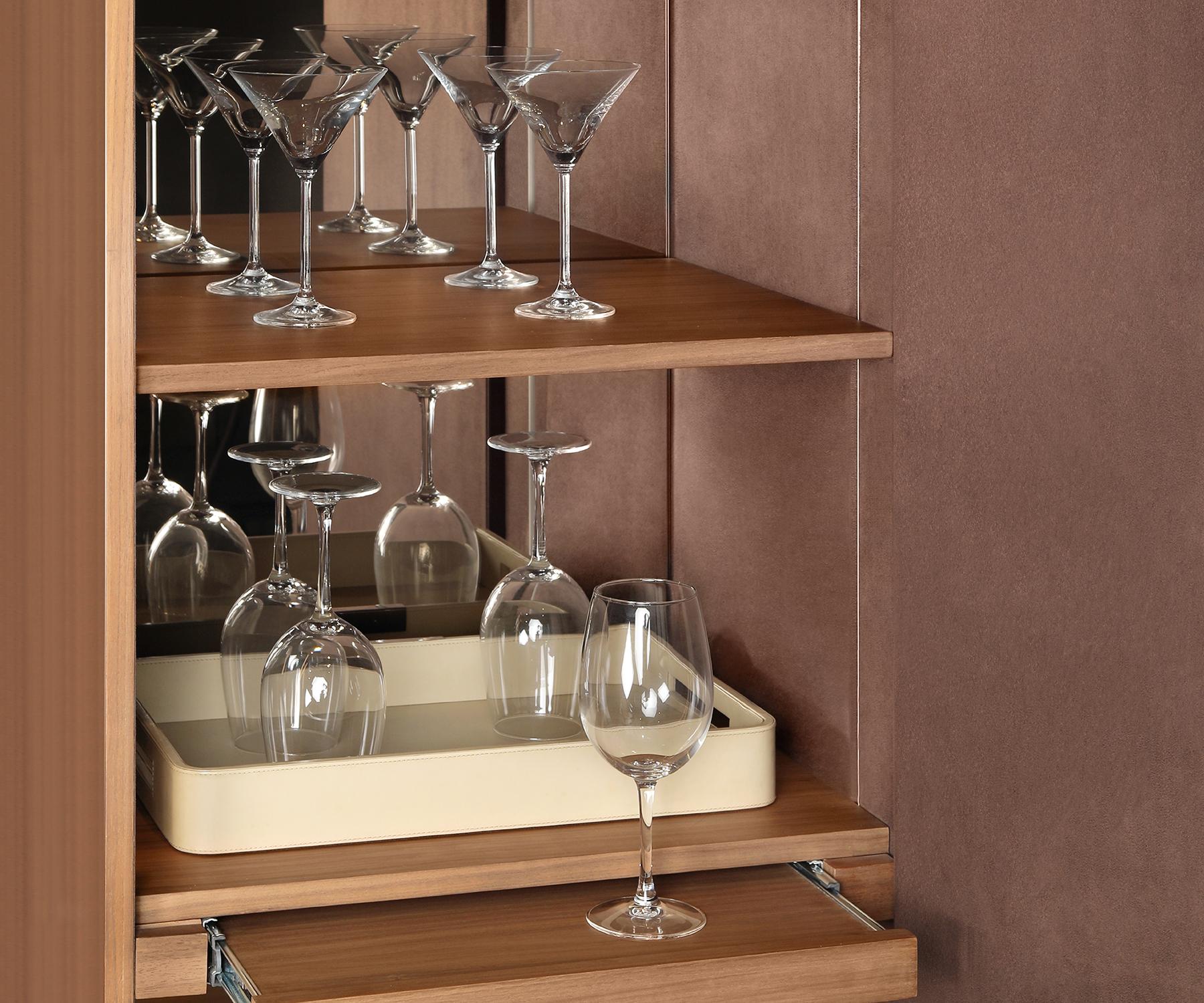 Astrelli Getränkeschrank (Handgefertigt) im Angebot