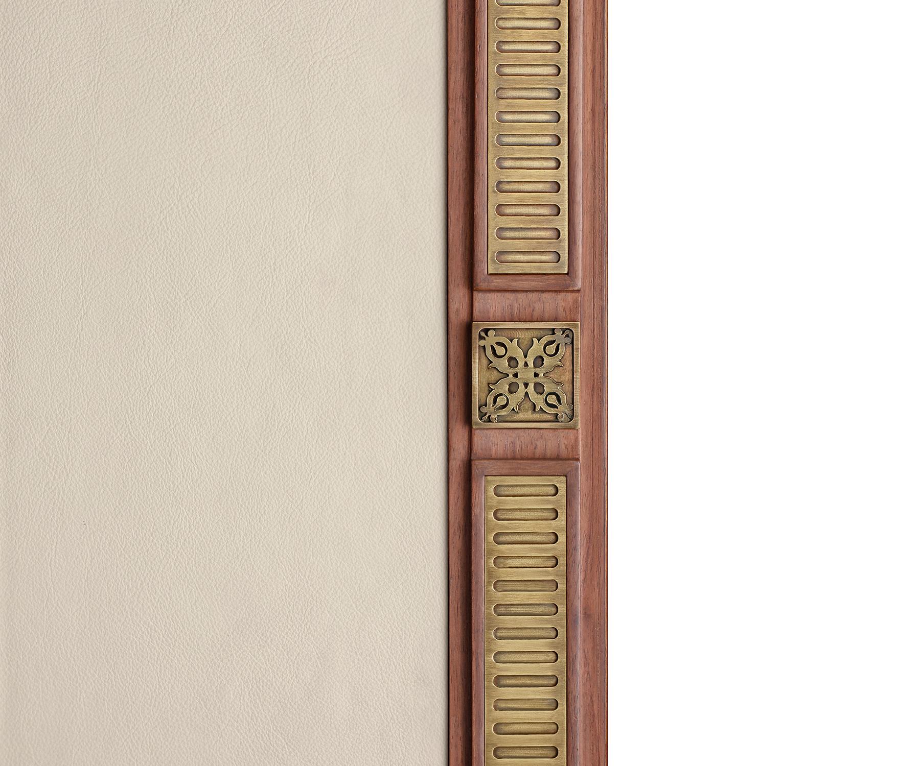 Astrelli Bibliotheksschrank (Indisch) im Angebot