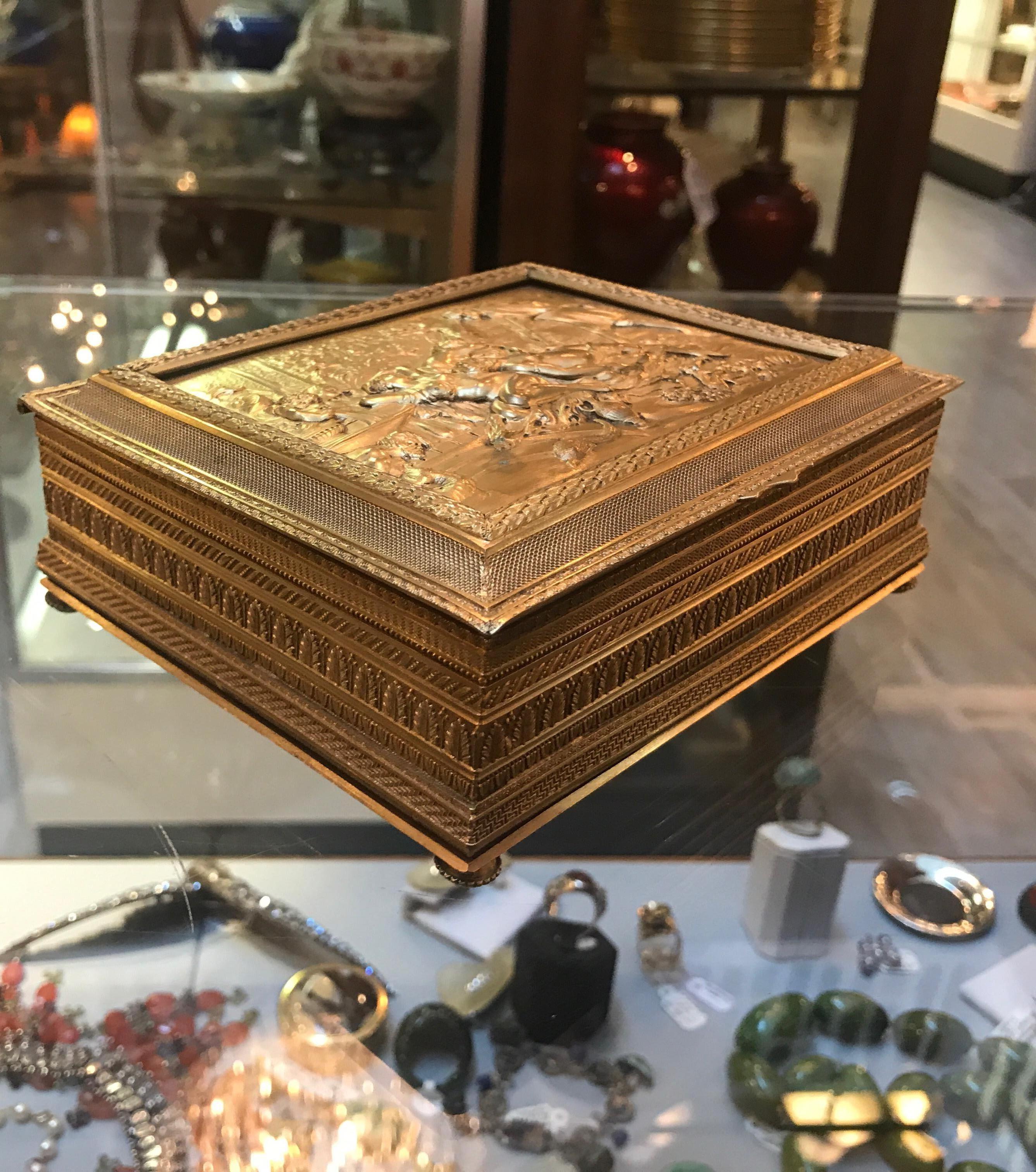 Doré Antique boîte de table autrichienne en bronze doré vers 1900 en vente