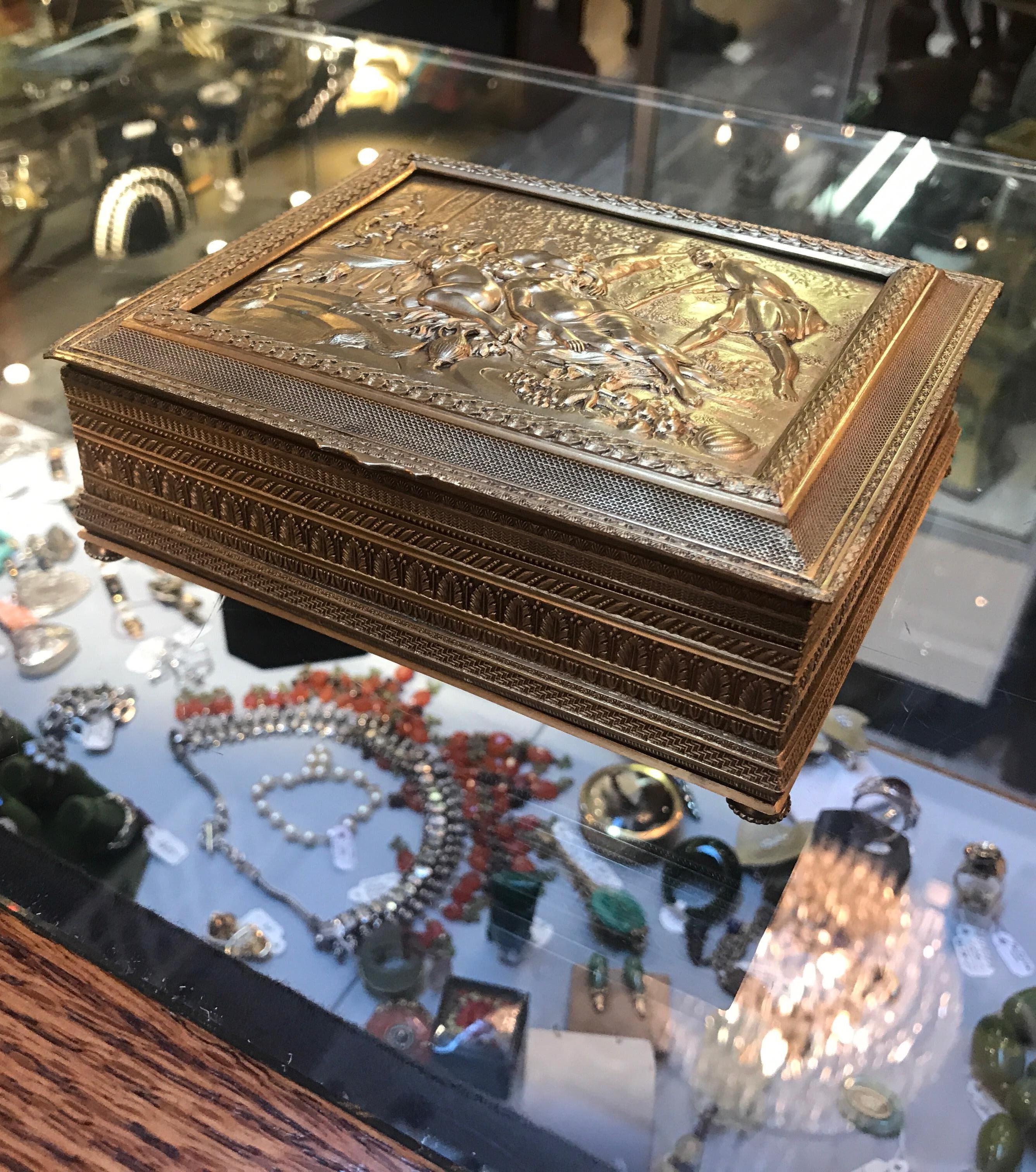 Antique boîte de table autrichienne en bronze doré vers 1900 Bon état - En vente à Lambertville, NJ
