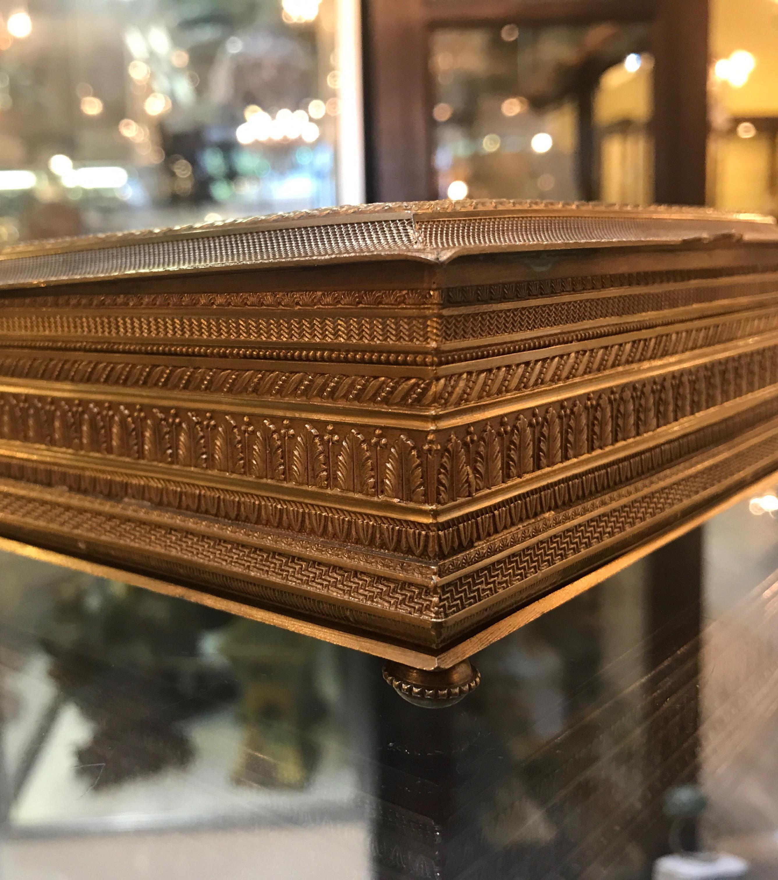 Antiker, österreichischer Tischkasten aus vergoldeter Bronze, um 1900 im Angebot 3