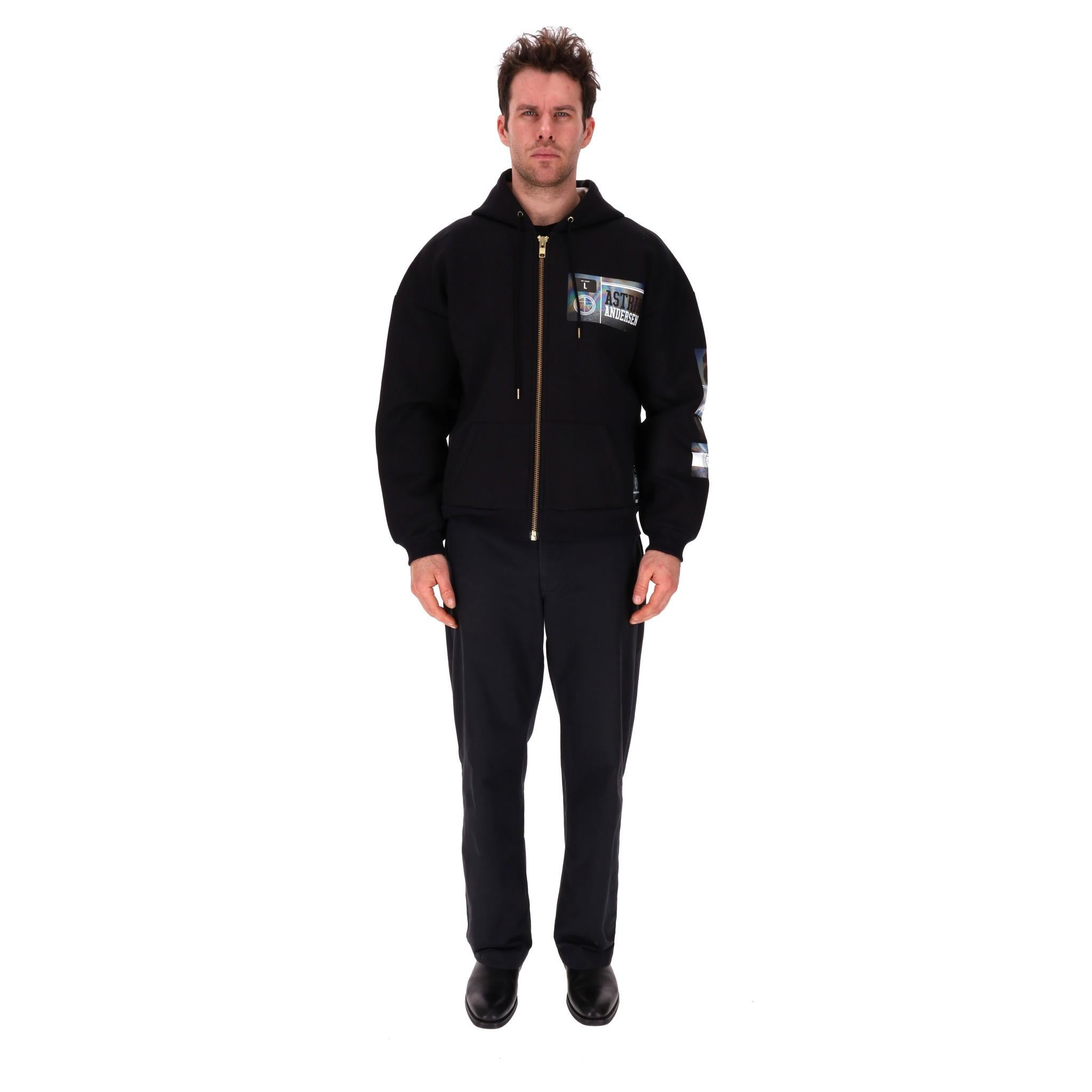 Astrid Andersen - Sweat à capuche avec logo holographique

Sweat à capuche noir avec logo holographique sur le devant et grand motif 