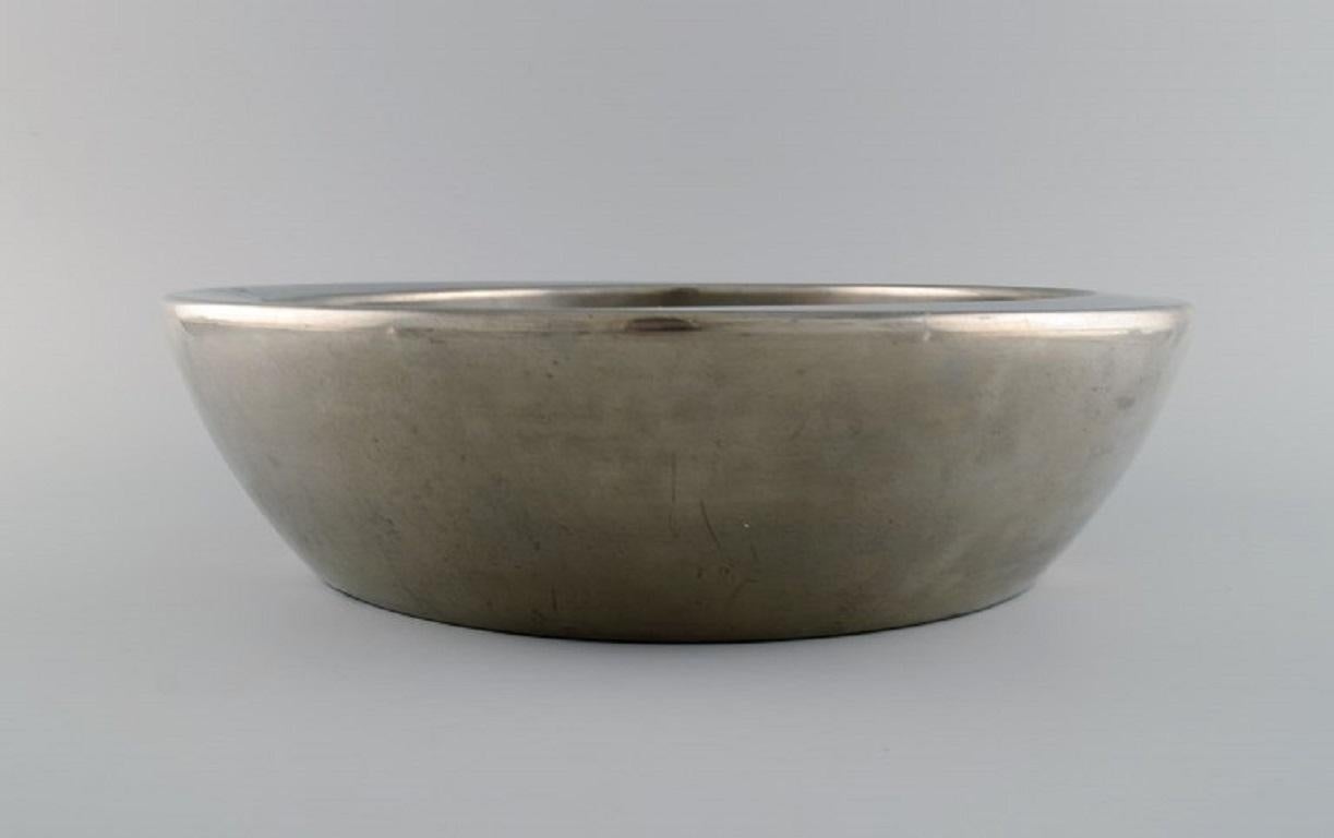 Astrid Fog for Just Andersen. Large modernist pewter bowl. 
Clean design, mid-20th century.
Measures: 35 x 9.5 cm.
In excellent condition.
Stamped.
