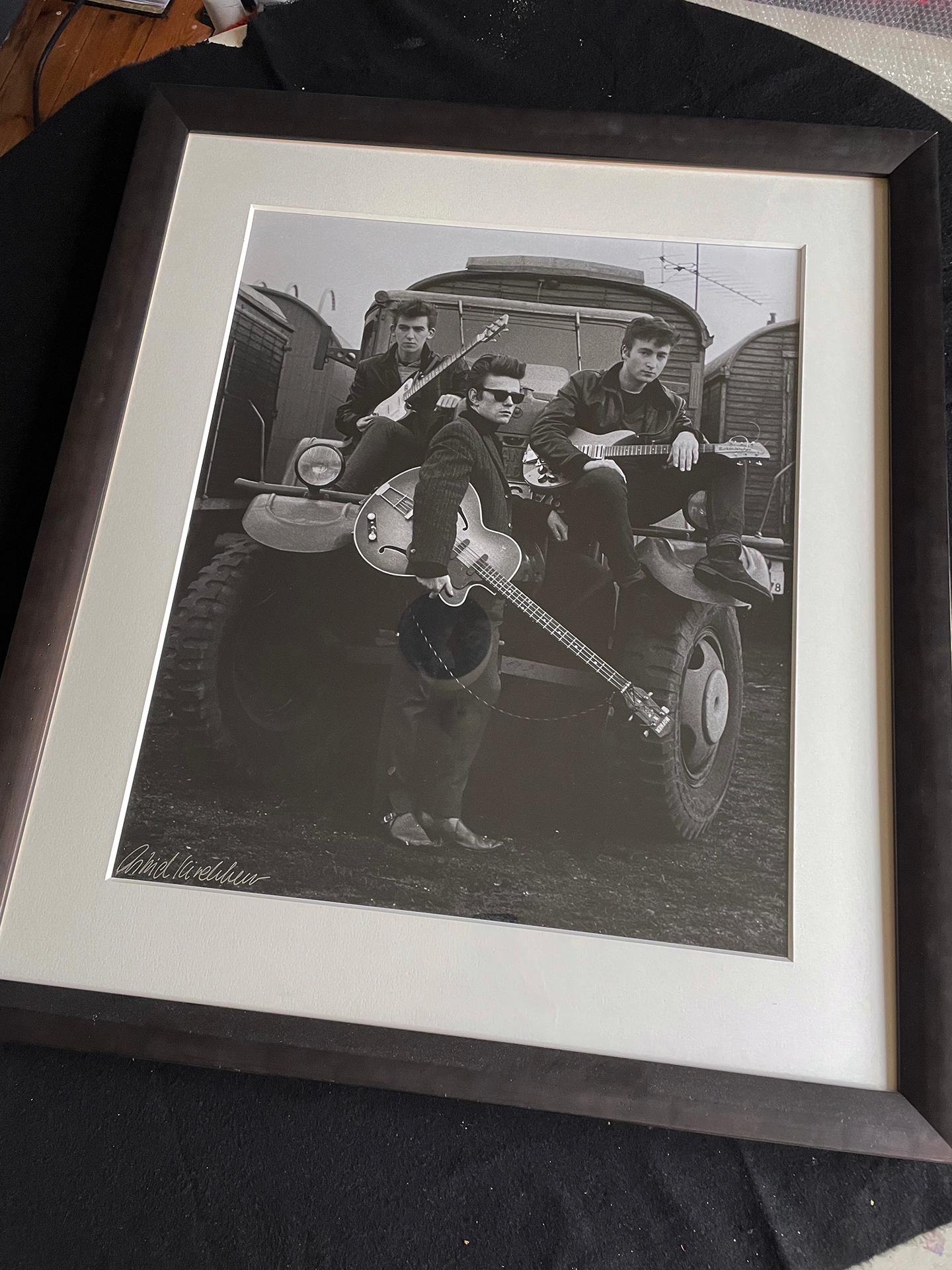 Astrid Kirchherr ( 20. Mai 1938 - 12. Mai 2020) war eine deutsche Fotografin und Künstlerin, die für ihre Zusammenarbeit mit den Beatles (zusammen mit ihren Freunden Klaus Voormann und Jürgen Vollmer) und ihre Fotografien der Originalmitglieder der