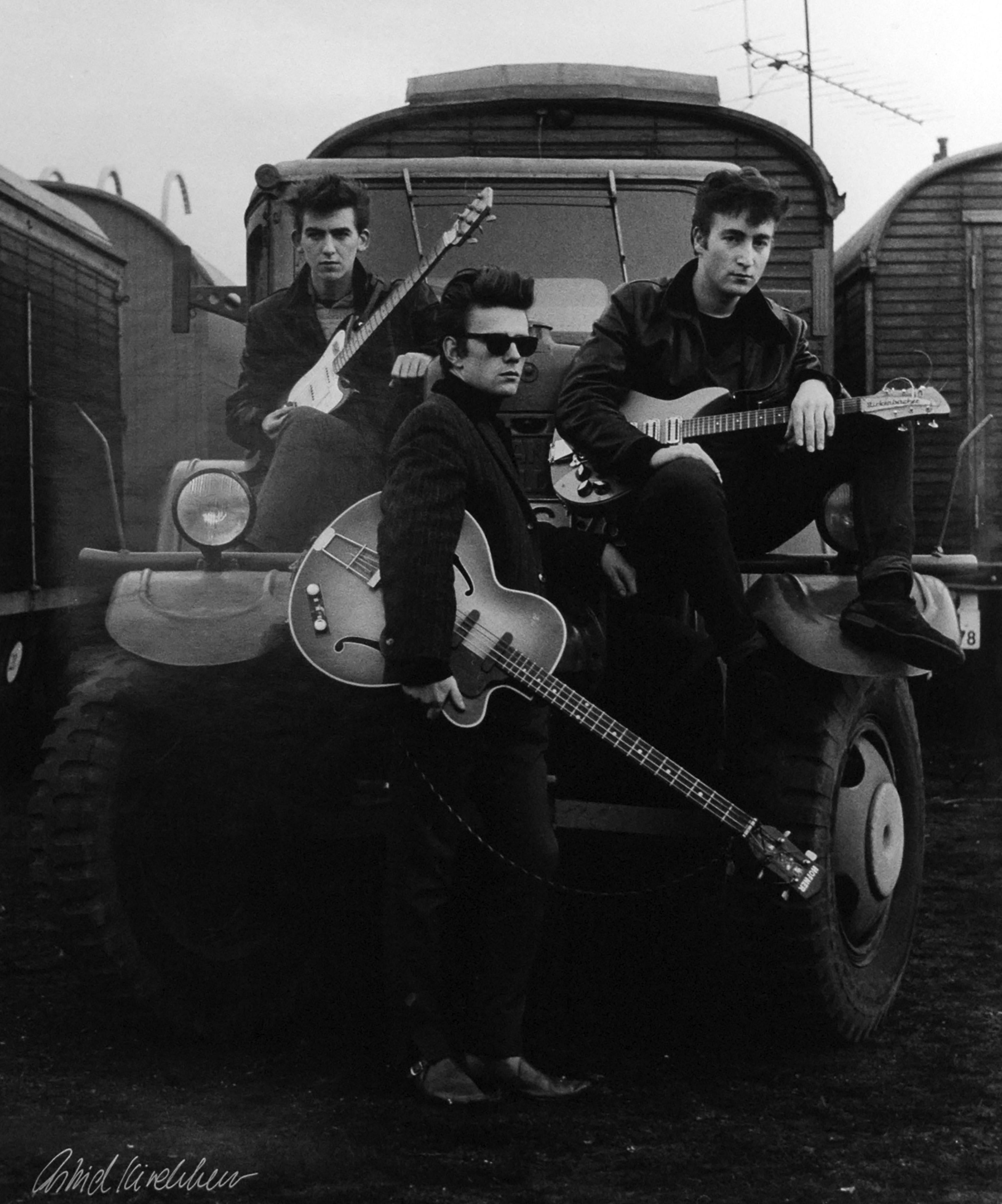 Astrid Kirchherr Black and White Photograph – Lastwagen