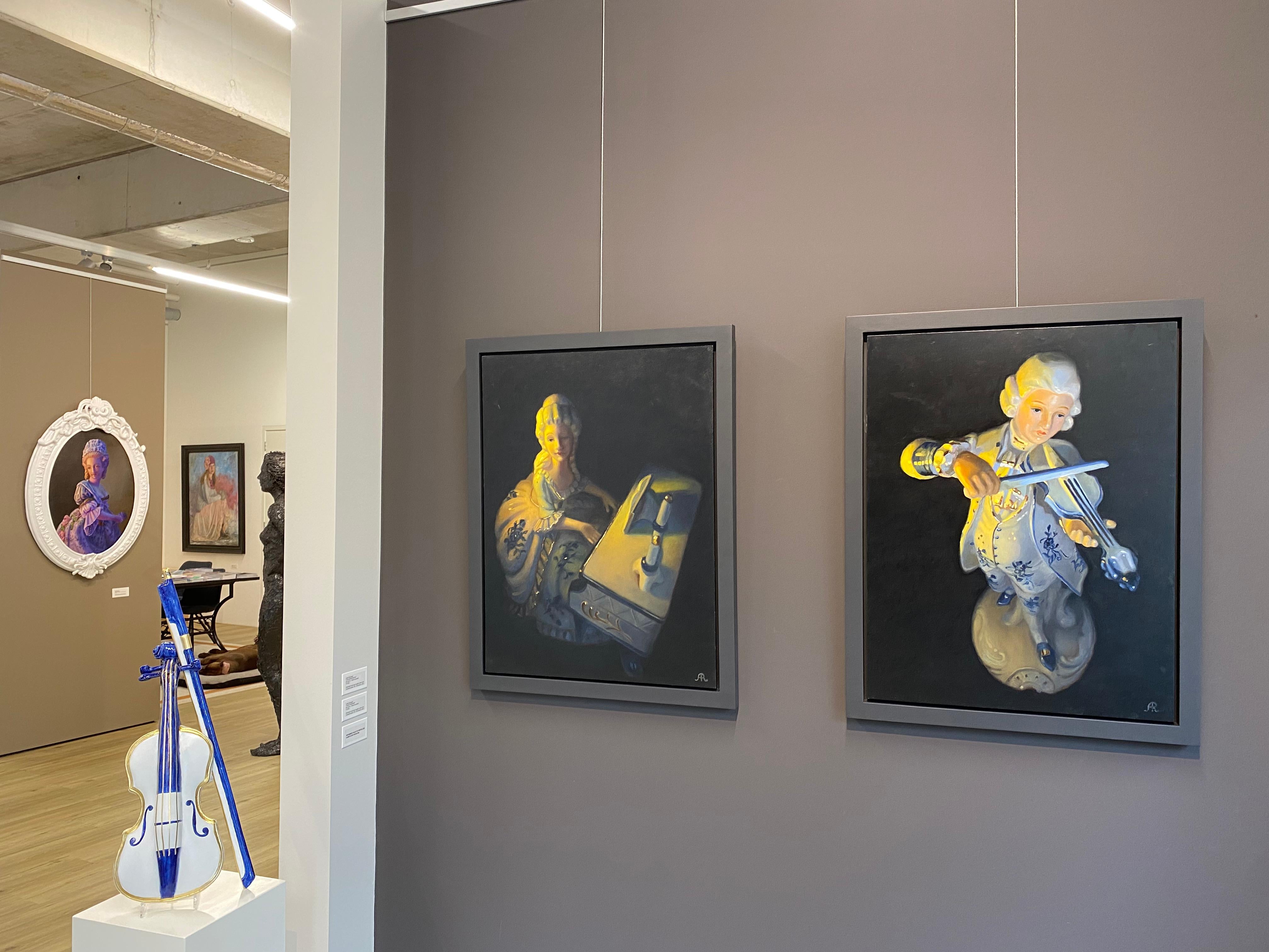 Abendkonzert, 21. Jahrhundert, Stlllife-Gemälde einer Klavier spielenden Figur – Painting von Astrid Ritmeester