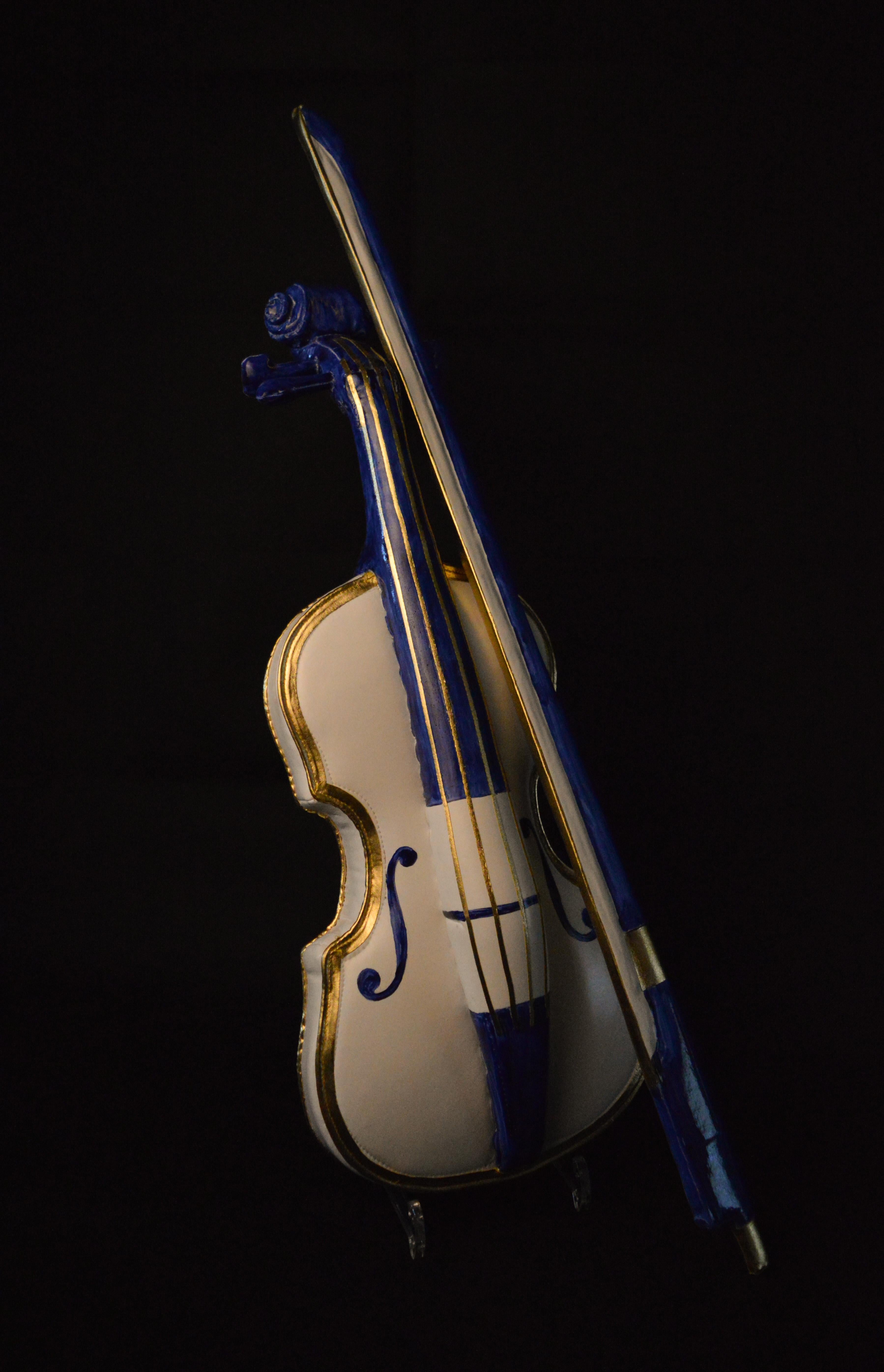 Astrid Ritmeester Figurative Sculpture - Violin- 21st Century Sculpture, live size, of a figurine