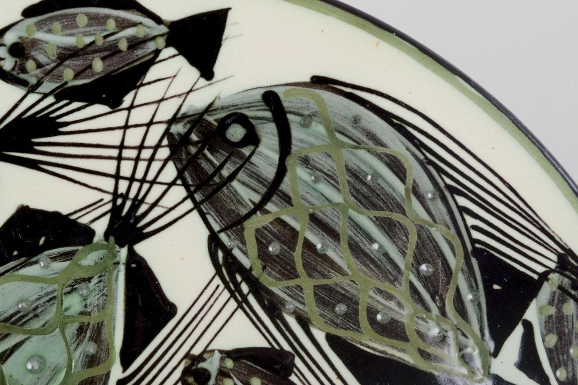 Vernissé Astrid Tjalk for Kähler. Large ceramic dish with a motif of fish. en vente